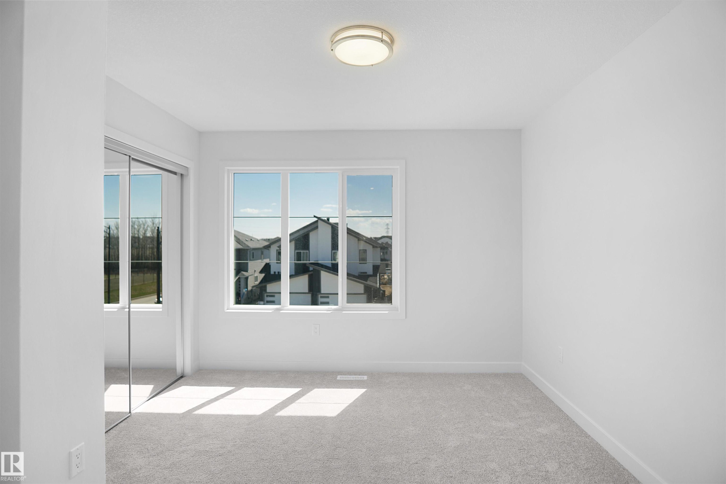 936 19 Avenue, Edmonton, AB - Indoor Photo Showing Other Room