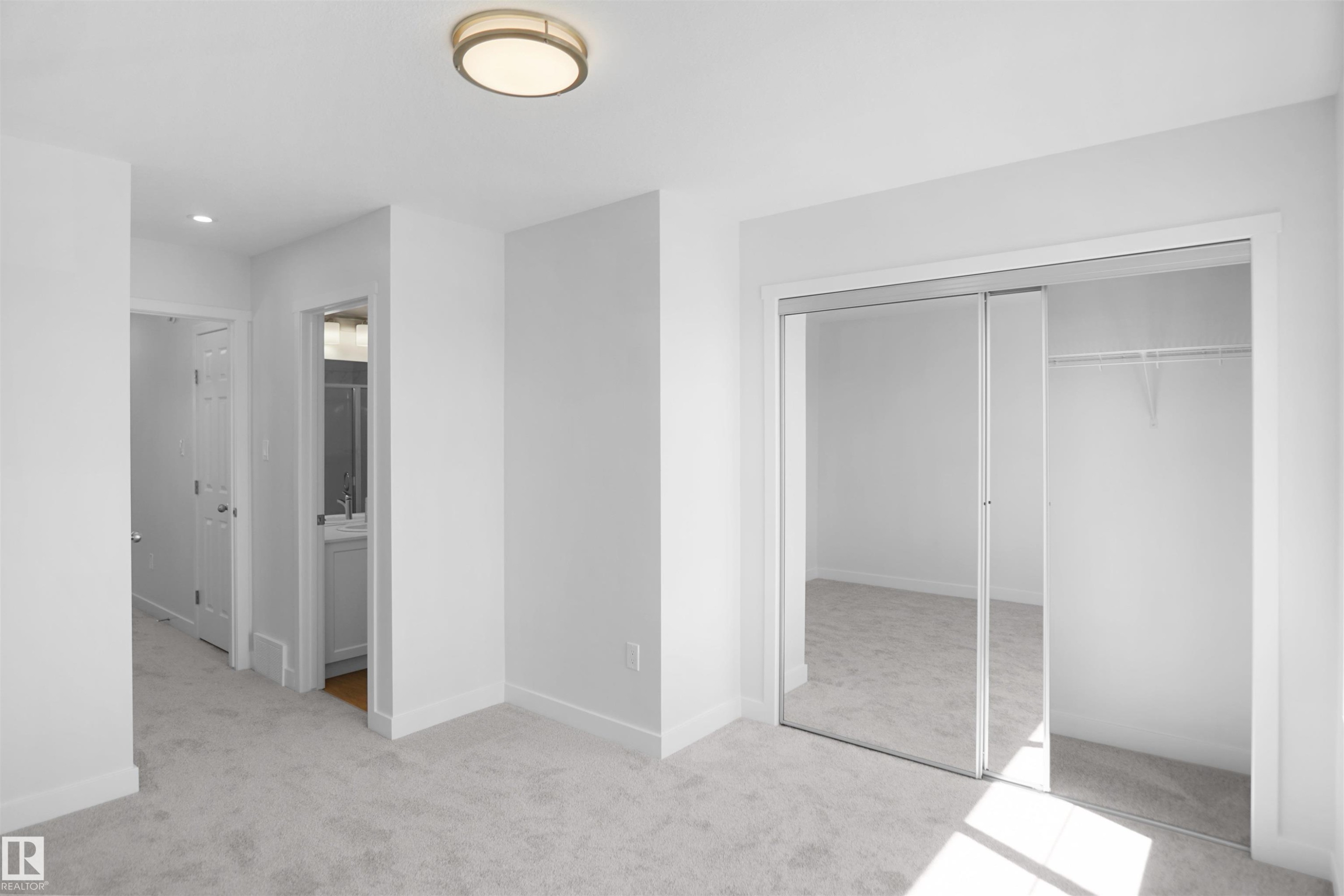 936 19 Avenue, Edmonton, AB - Indoor Photo Showing Other Room