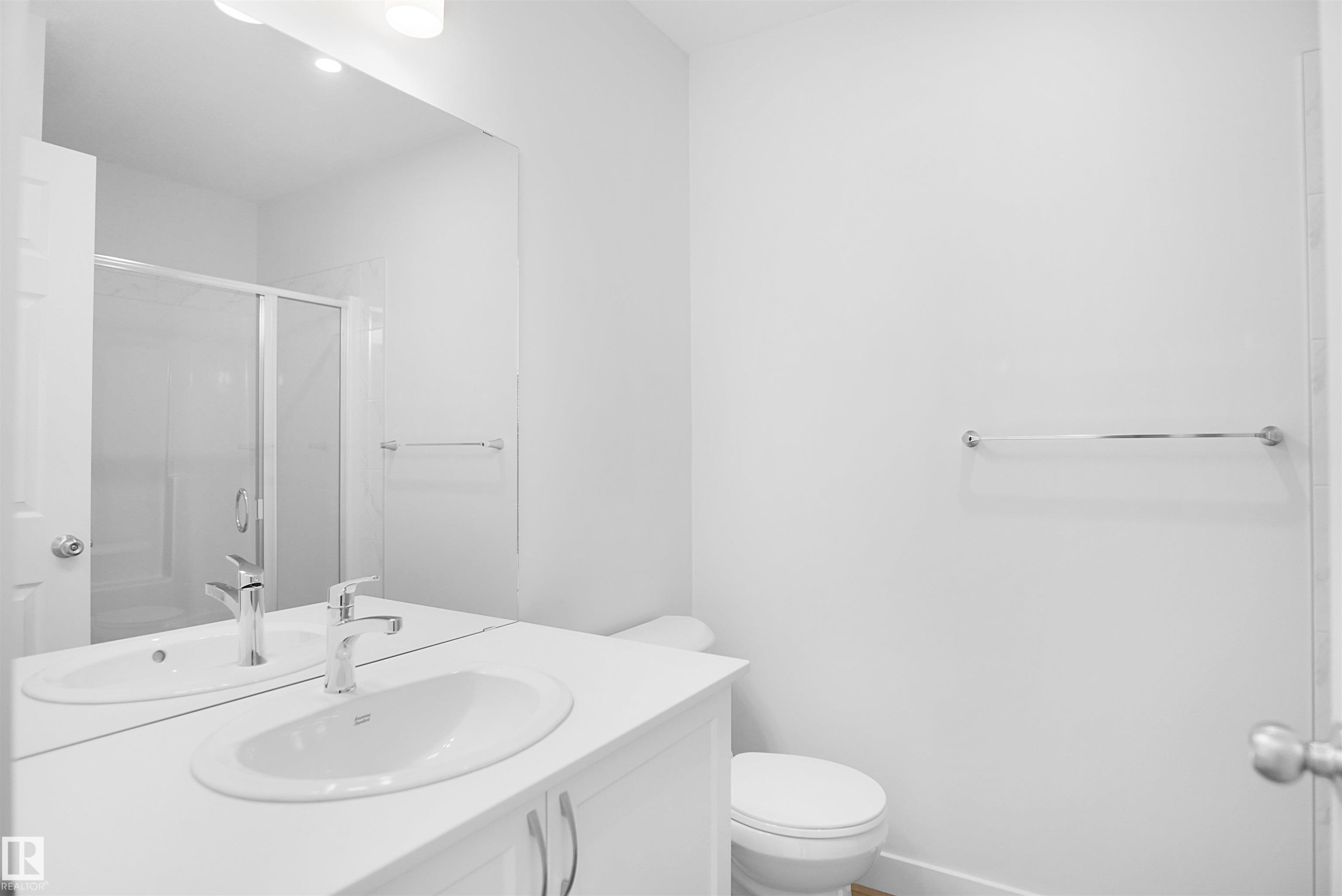 936 19 Avenue, Edmonton, AB - Indoor Photo Showing Bathroom