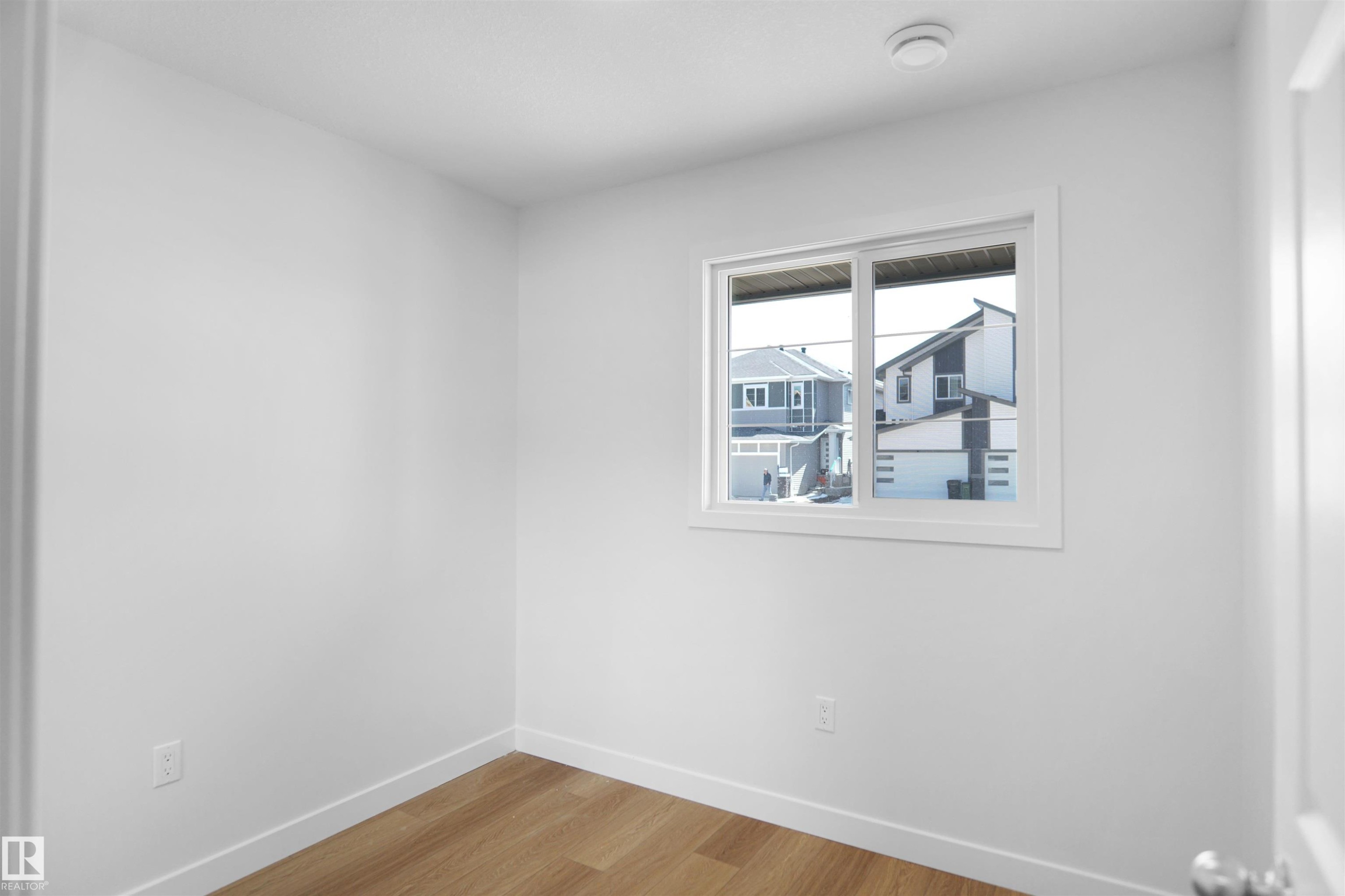 936 19 Avenue, Edmonton, AB - Indoor Photo Showing Other Room