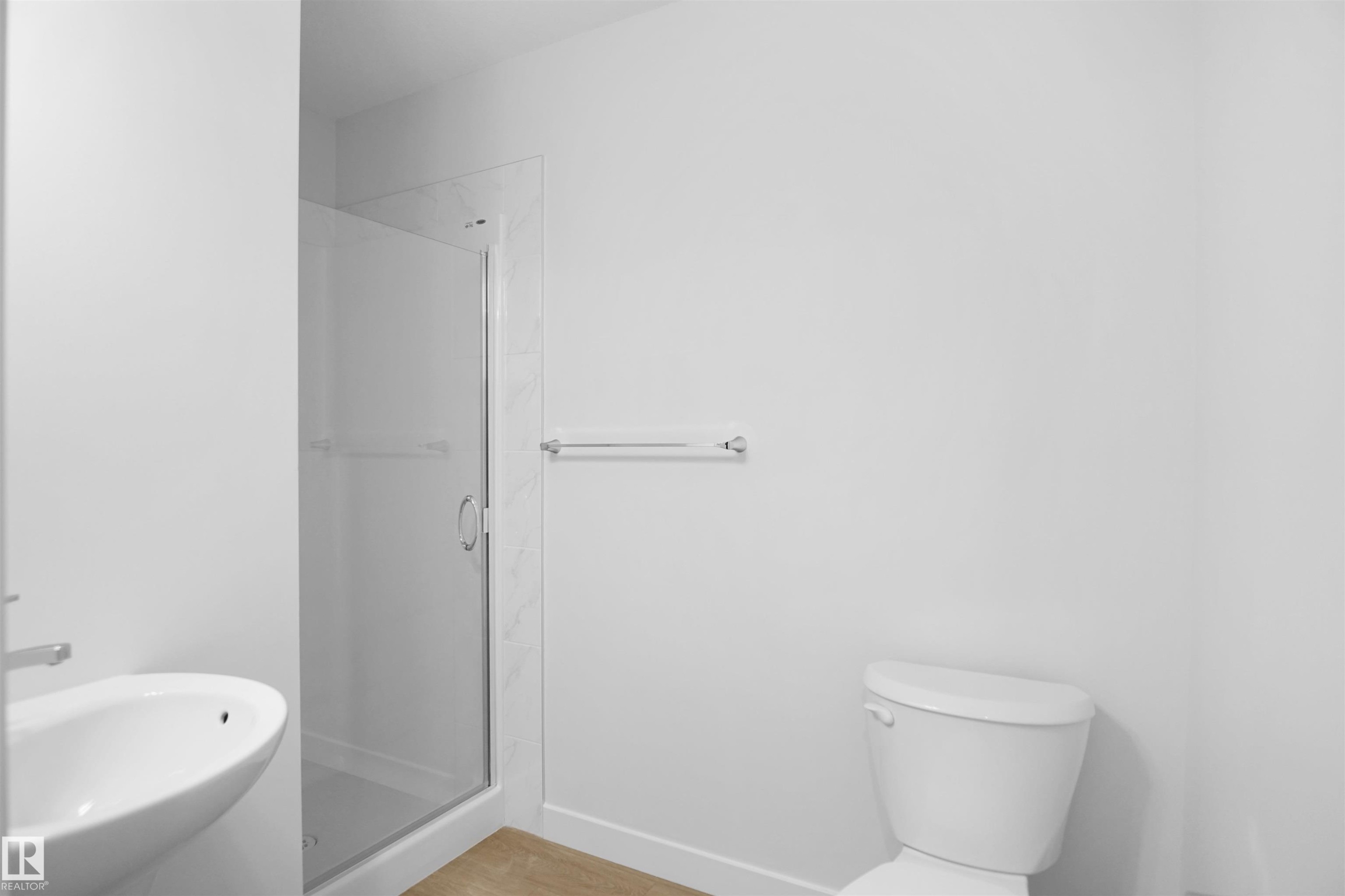 936 19 Avenue, Edmonton, AB - Indoor Photo Showing Bathroom