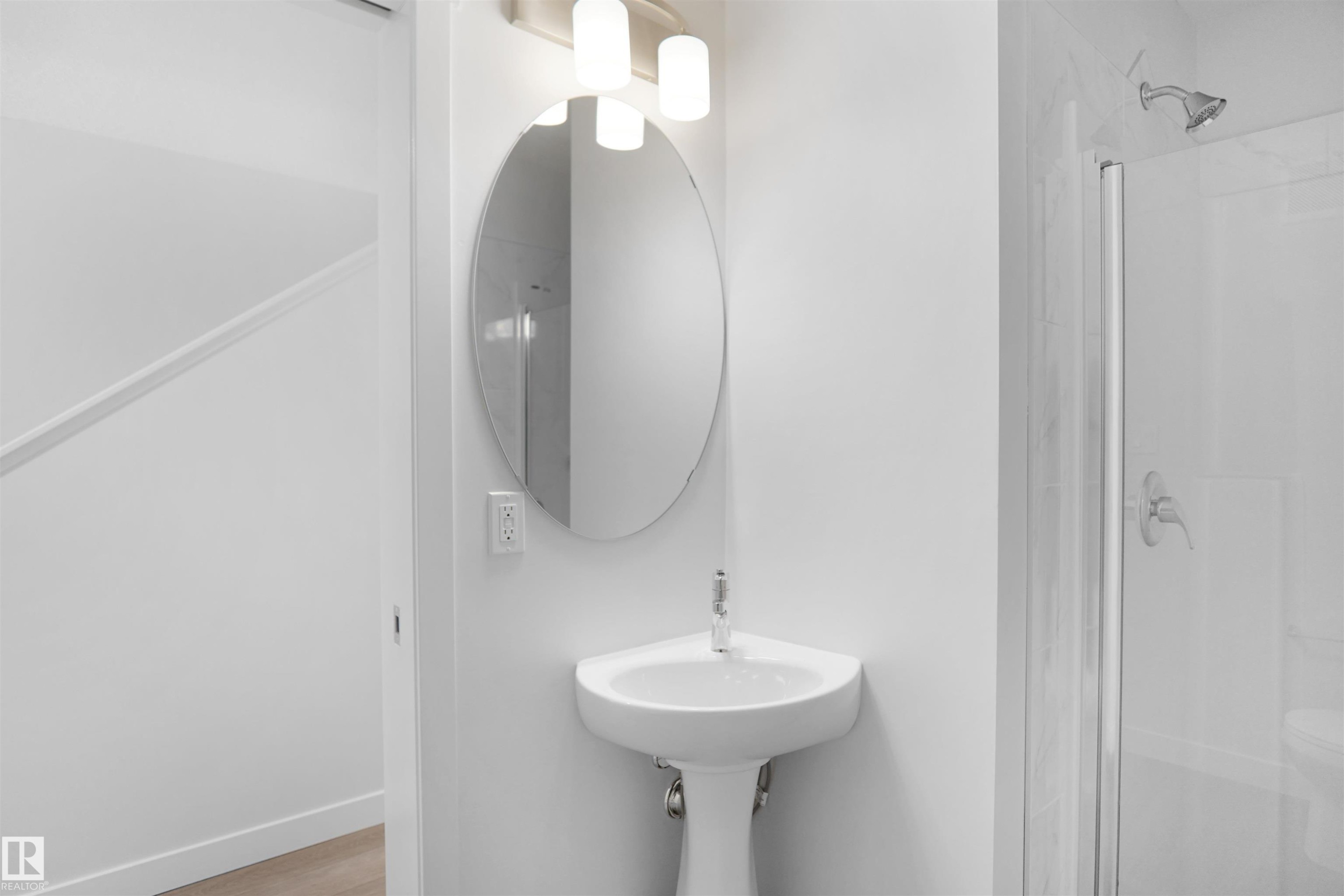 936 19 Avenue, Edmonton, AB - Indoor Photo Showing Bathroom