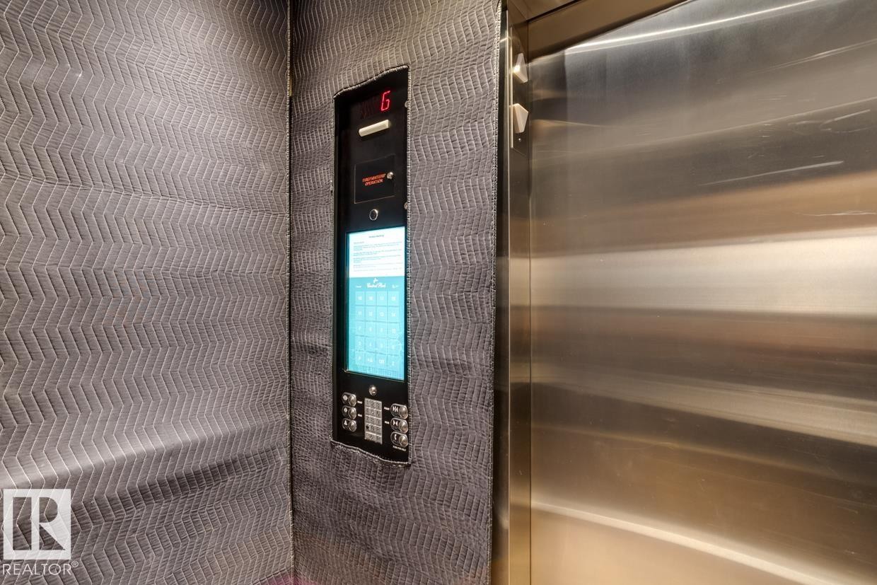 903 9916 113 Street, Edmonton, AB - Indoor Photo Showing Bathroom