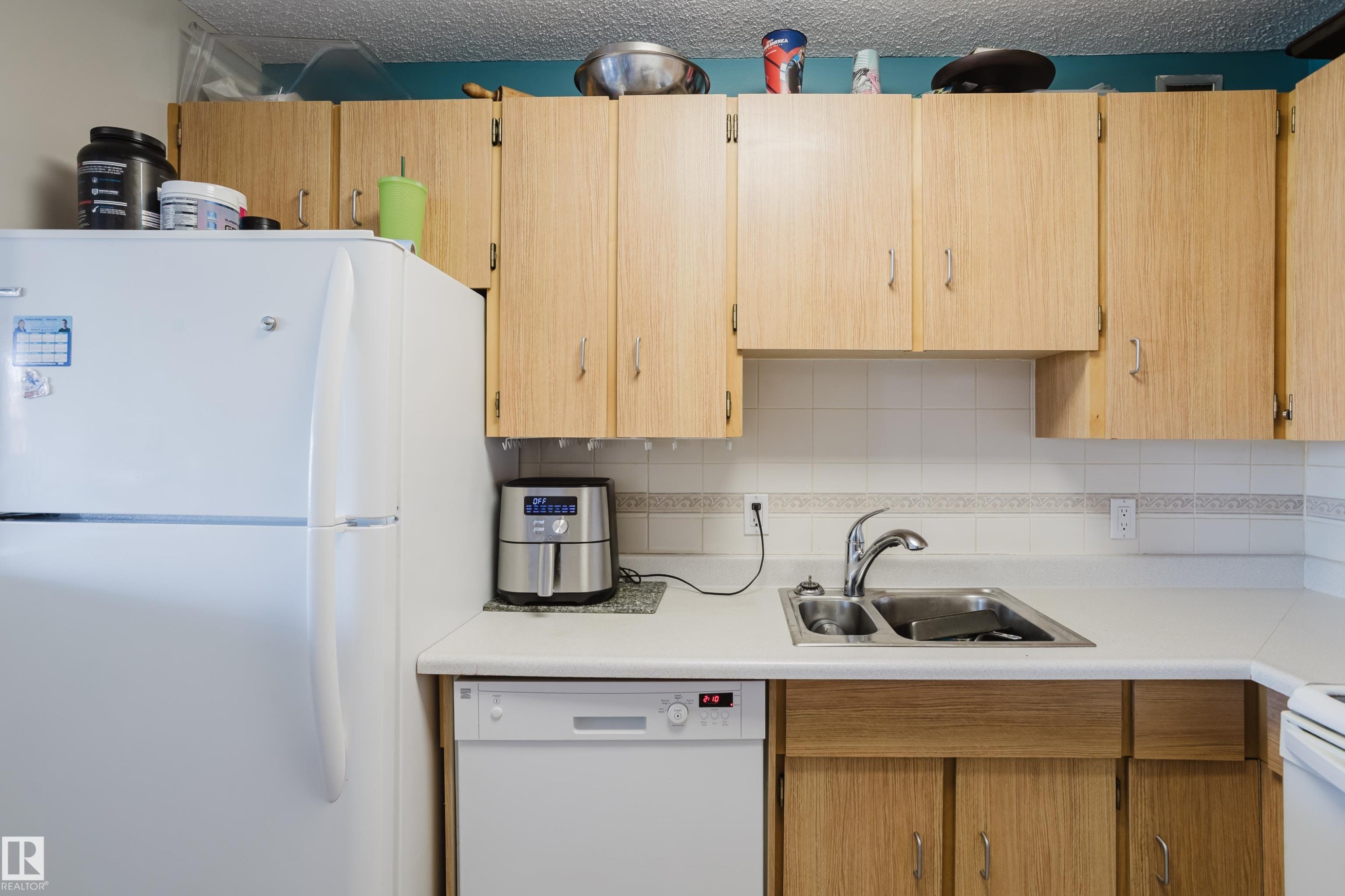 903 9916 113 Street, Edmonton, AB - Indoor Photo Showing Kitchen With Double Sink
