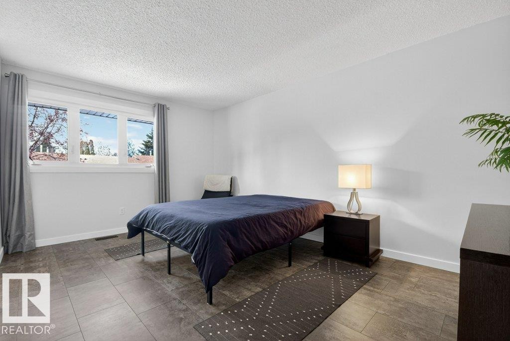 91 Hearthstone, Edmonton, AB - Indoor Photo Showing Bedroom