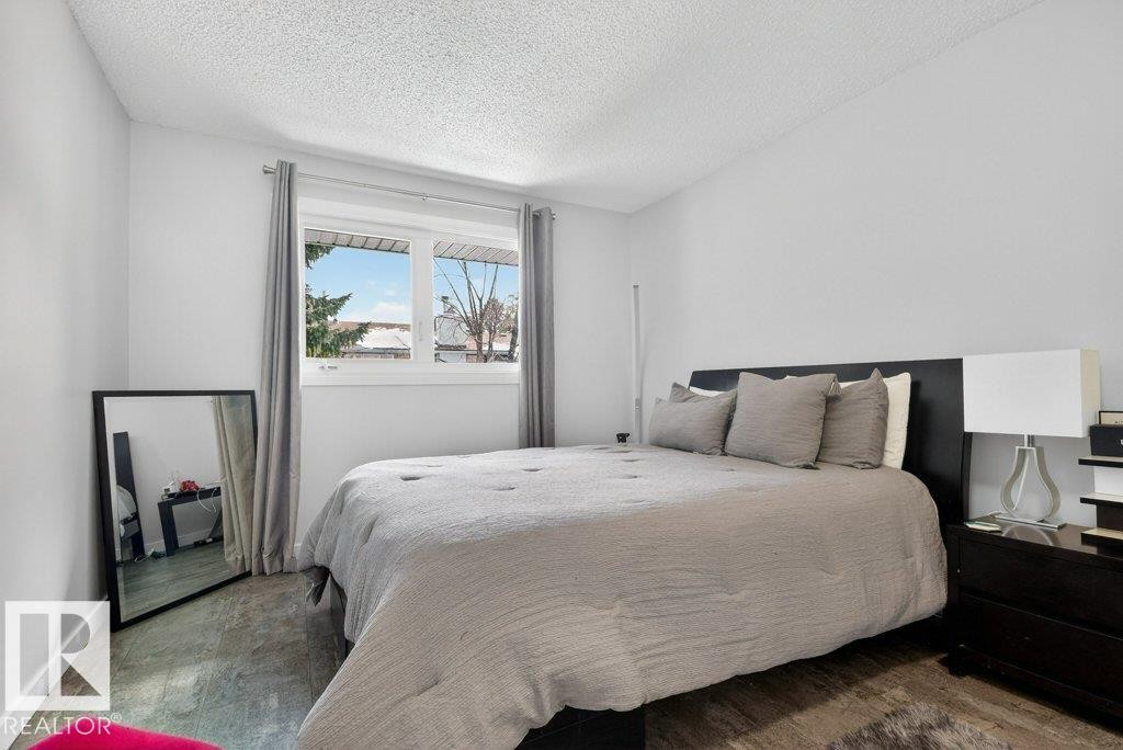 91 Hearthstone, Edmonton, AB - Indoor Photo Showing Bedroom