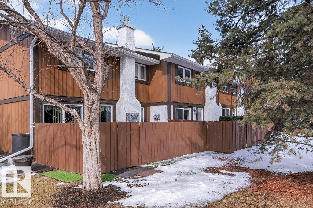 The property features a fenced yard - 91 Hearthstone, Edmonton, AB - Outdoor