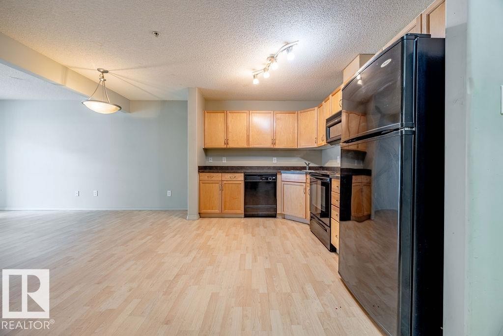 122 646 Mcallister Loop, Edmonton, AB - Indoor Photo Showing Kitchen