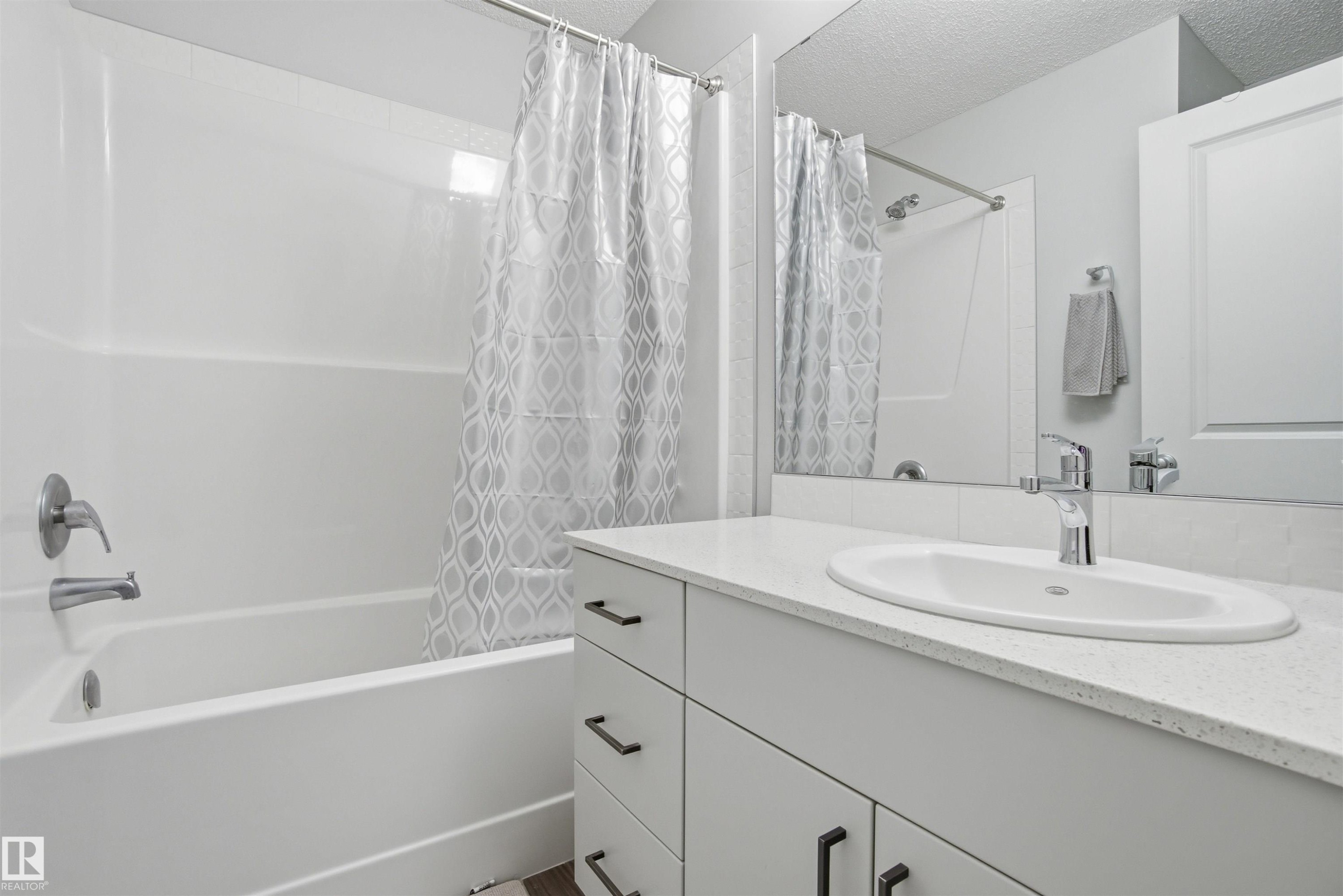 36 1530 Tamarack Boulevard, Edmonton, AB - Indoor Photo Showing Bathroom