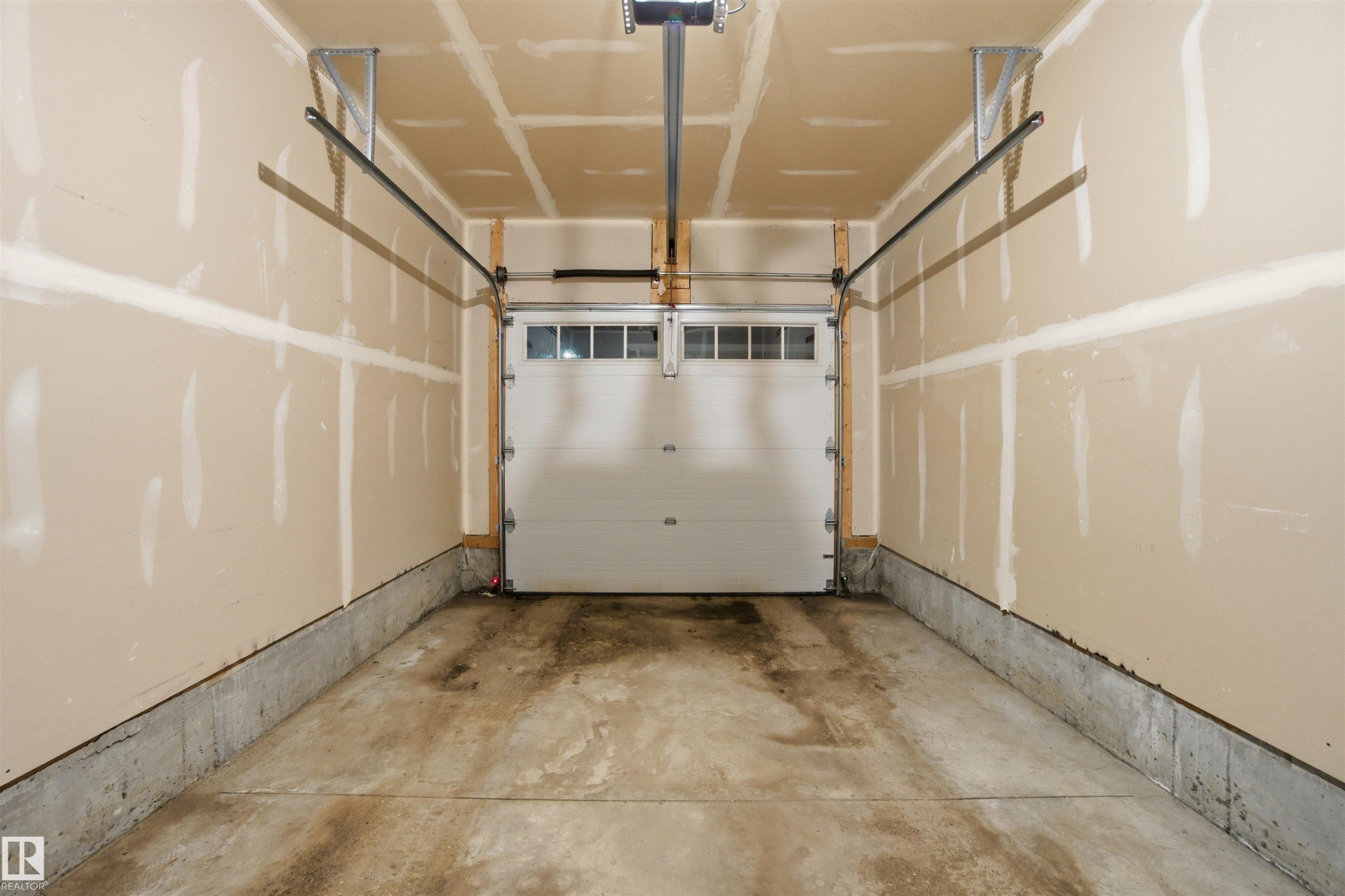 36 1530 Tamarack Boulevard, Edmonton, AB - Indoor Photo Showing Garage