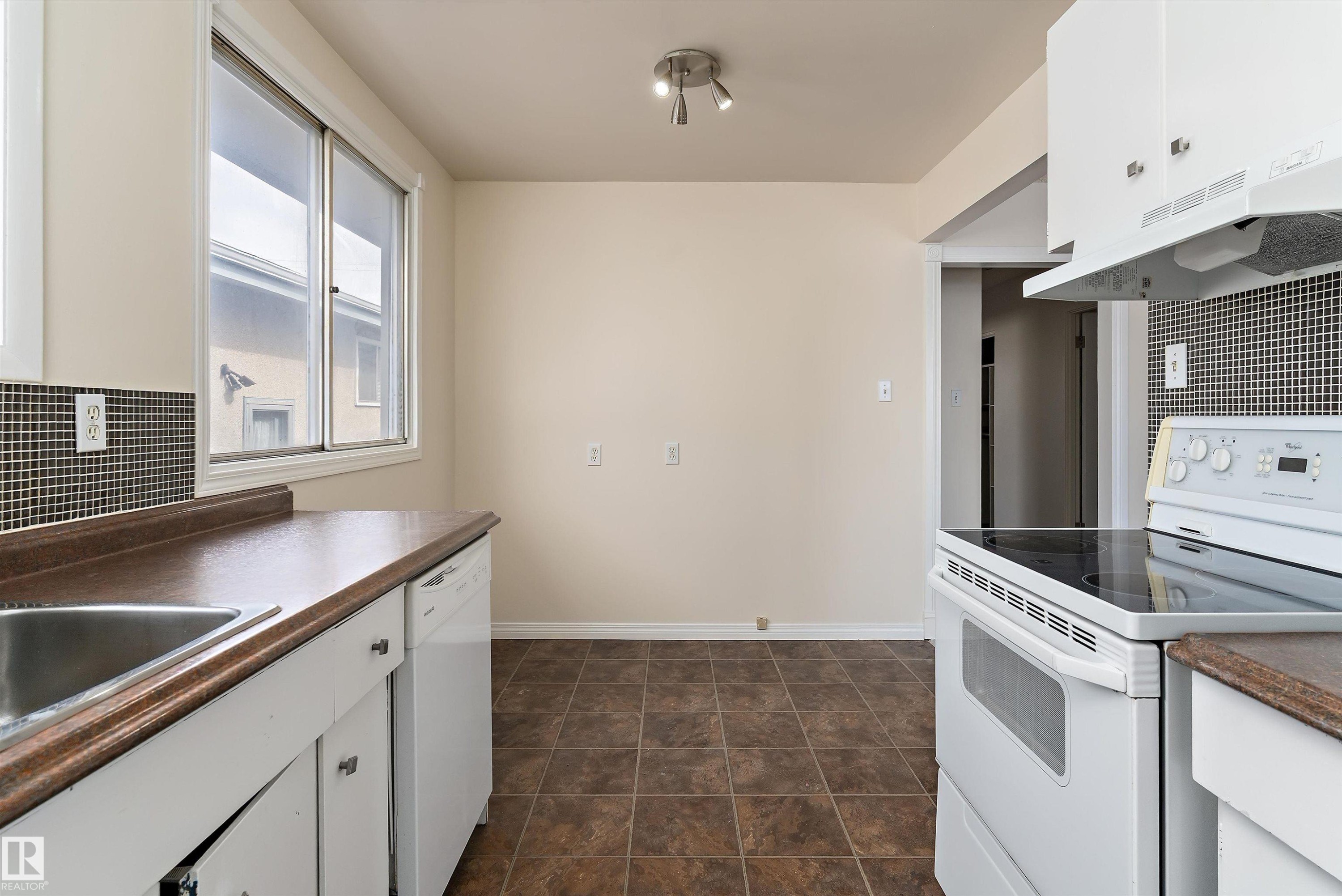 12721 90 Street, Edmonton, AB - Indoor Photo Showing Kitchen