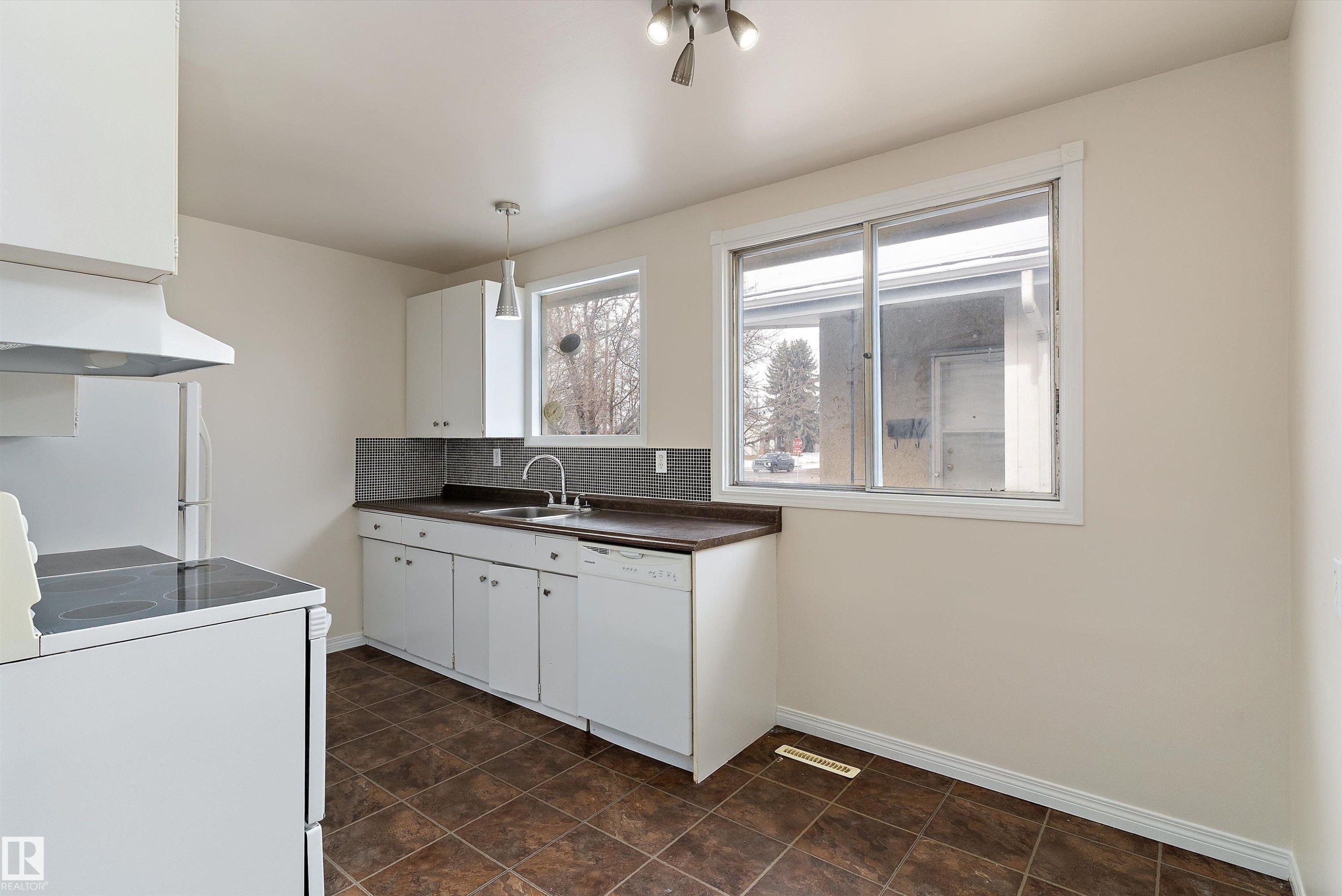 12721 90 Street, Edmonton, AB - Indoor Photo Showing Kitchen