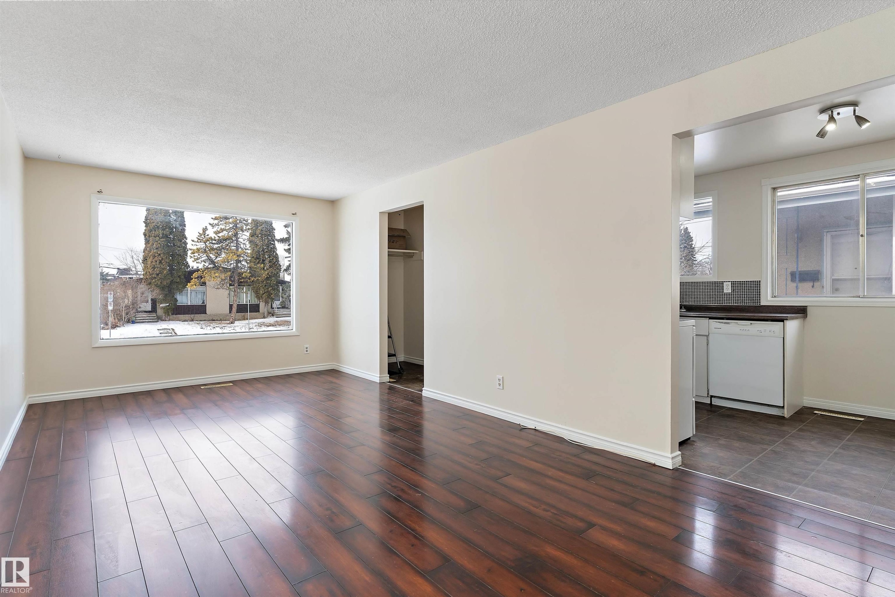 12721 90 Street, Edmonton, AB - Indoor Photo Showing Living Room