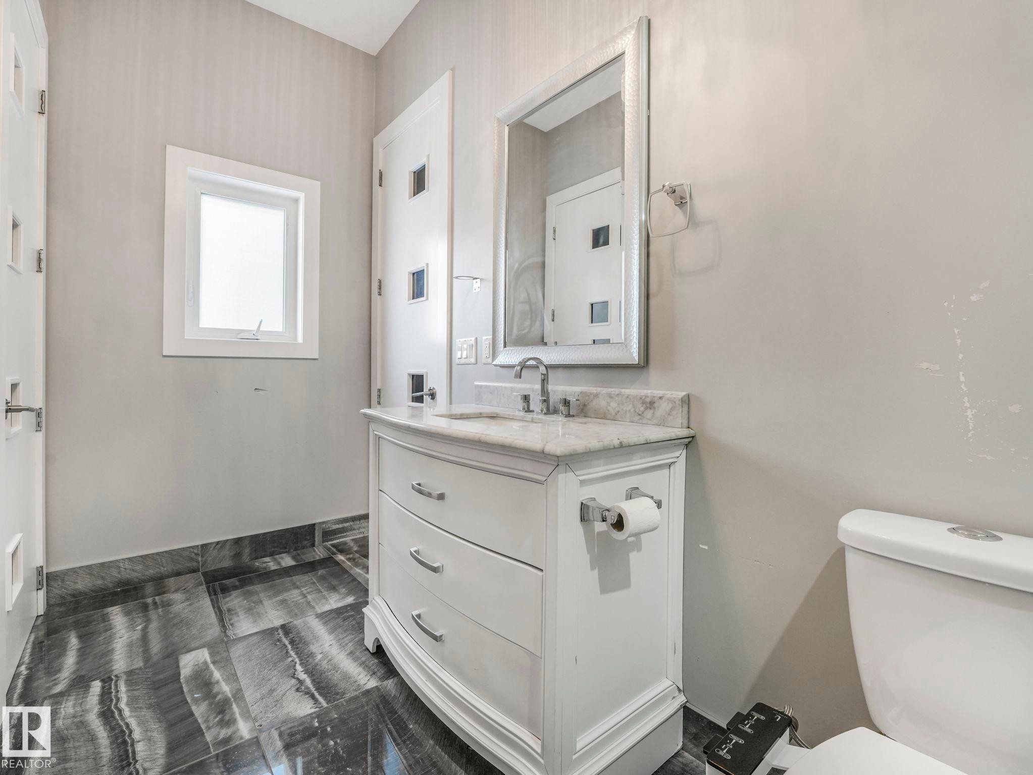 1012 148 Avenue, Edmonton, AB - Indoor Photo Showing Bathroom