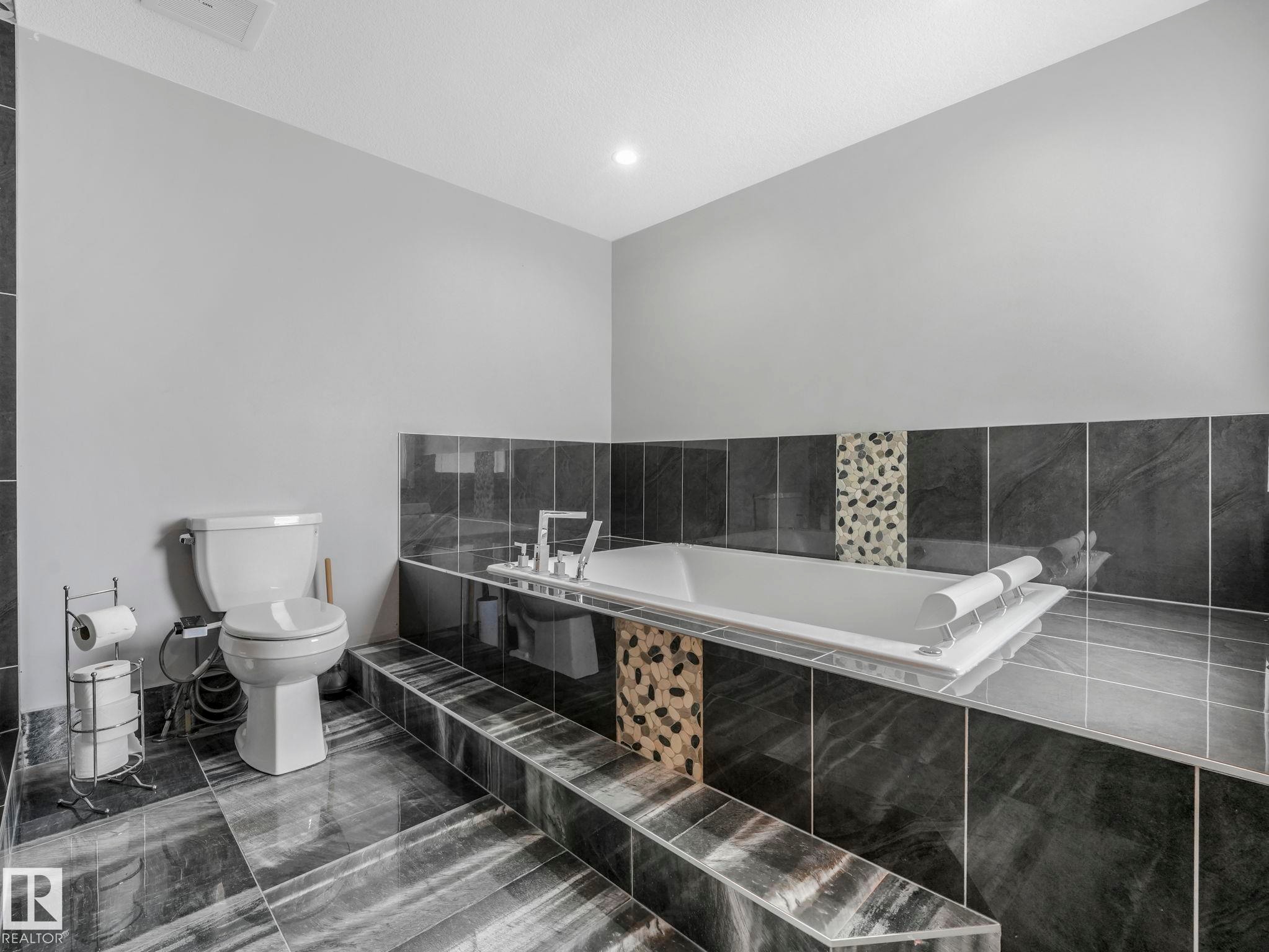 1012 148 Avenue, Edmonton, AB - Indoor Photo Showing Bathroom