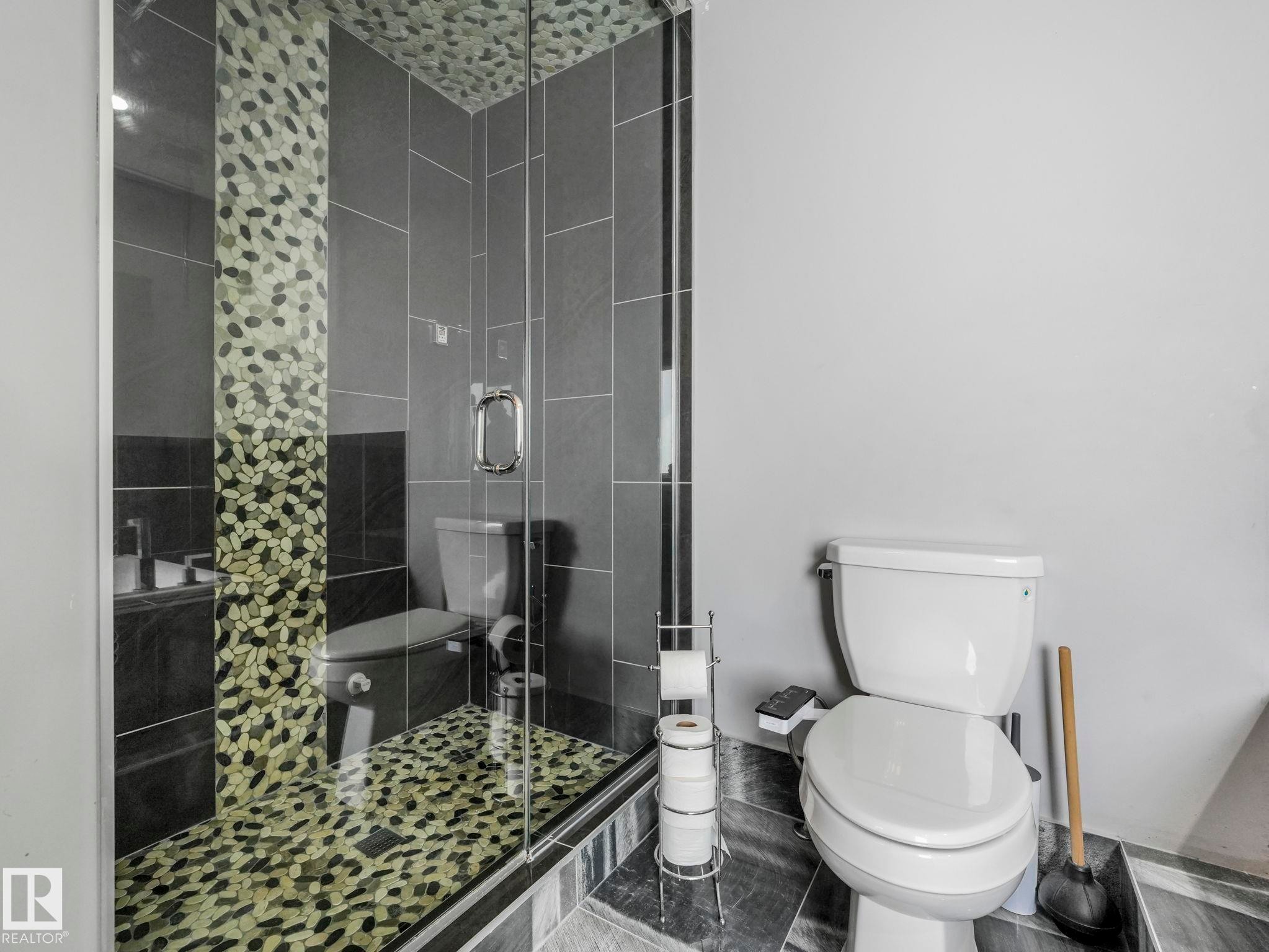 1012 148 Avenue, Edmonton, AB - Indoor Photo Showing Bathroom