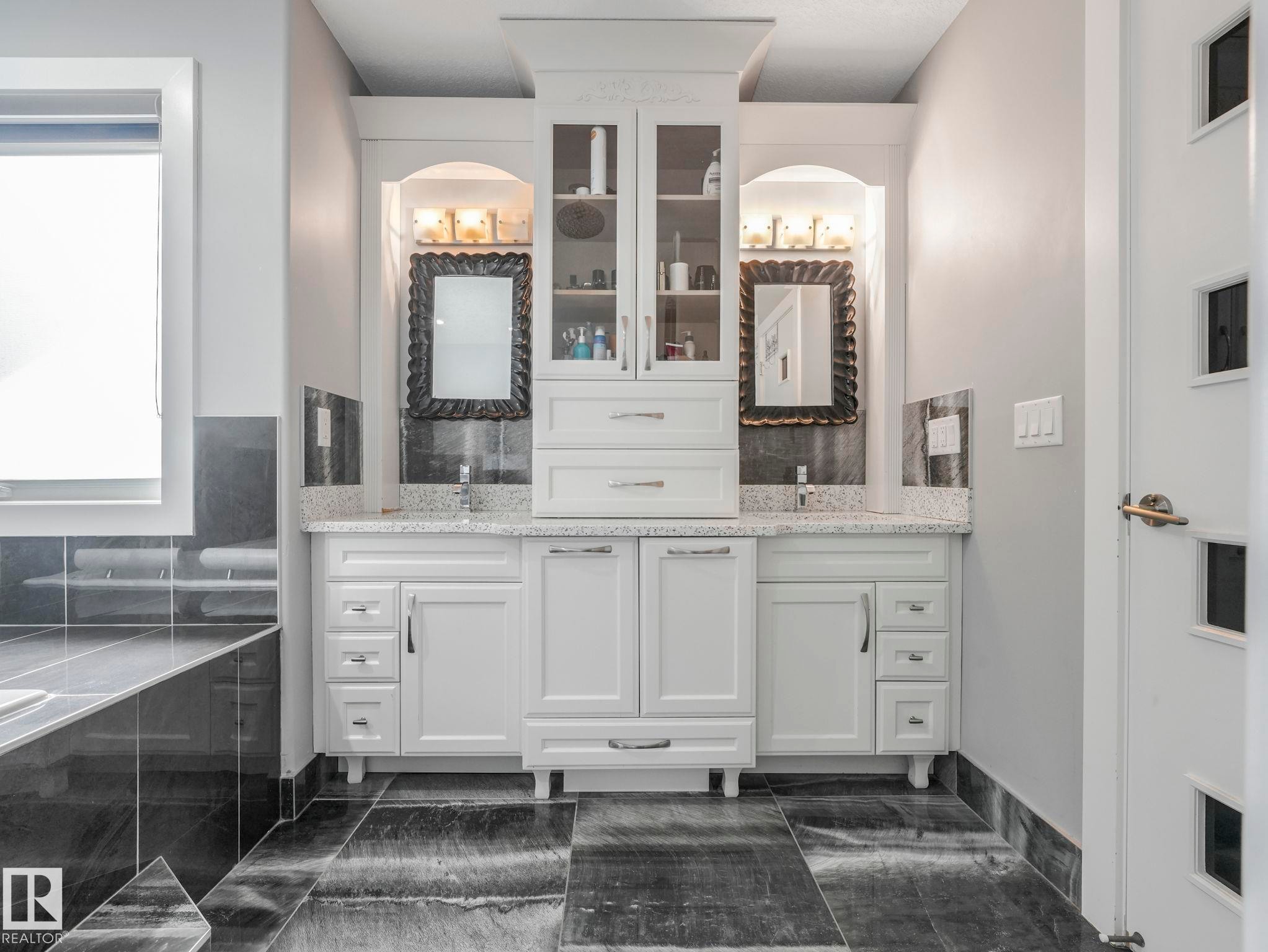1012 148 Avenue, Edmonton, AB - Indoor Photo Showing Bathroom