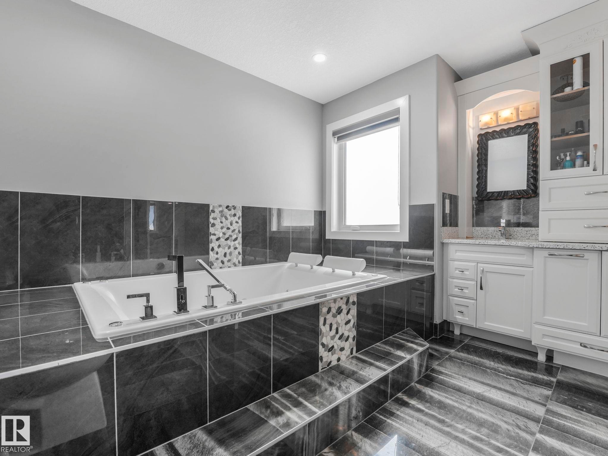 1012 148 Avenue, Edmonton, AB - Indoor Photo Showing Bathroom
