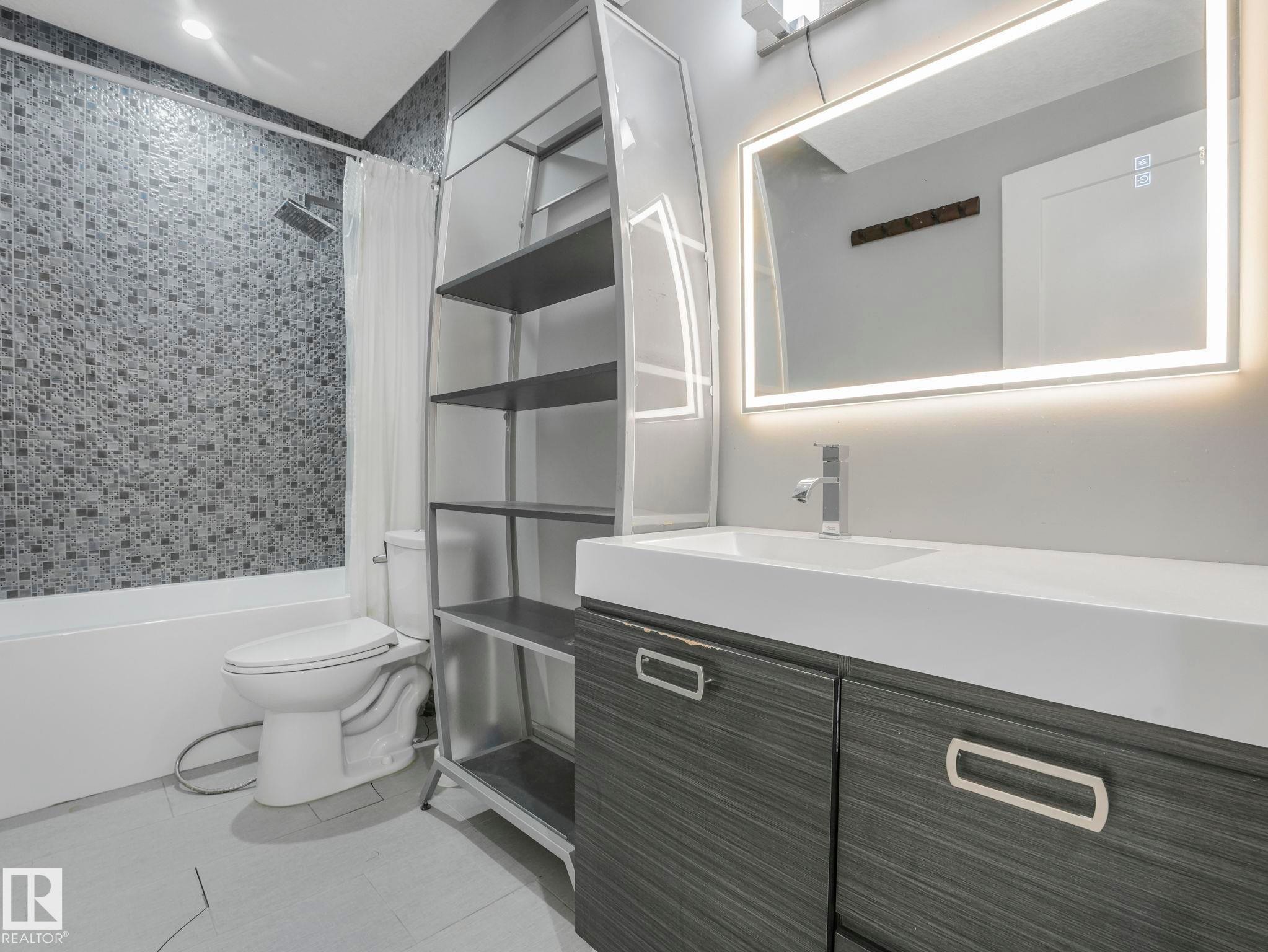 1012 148 Avenue, Edmonton, AB - Indoor Photo Showing Bathroom