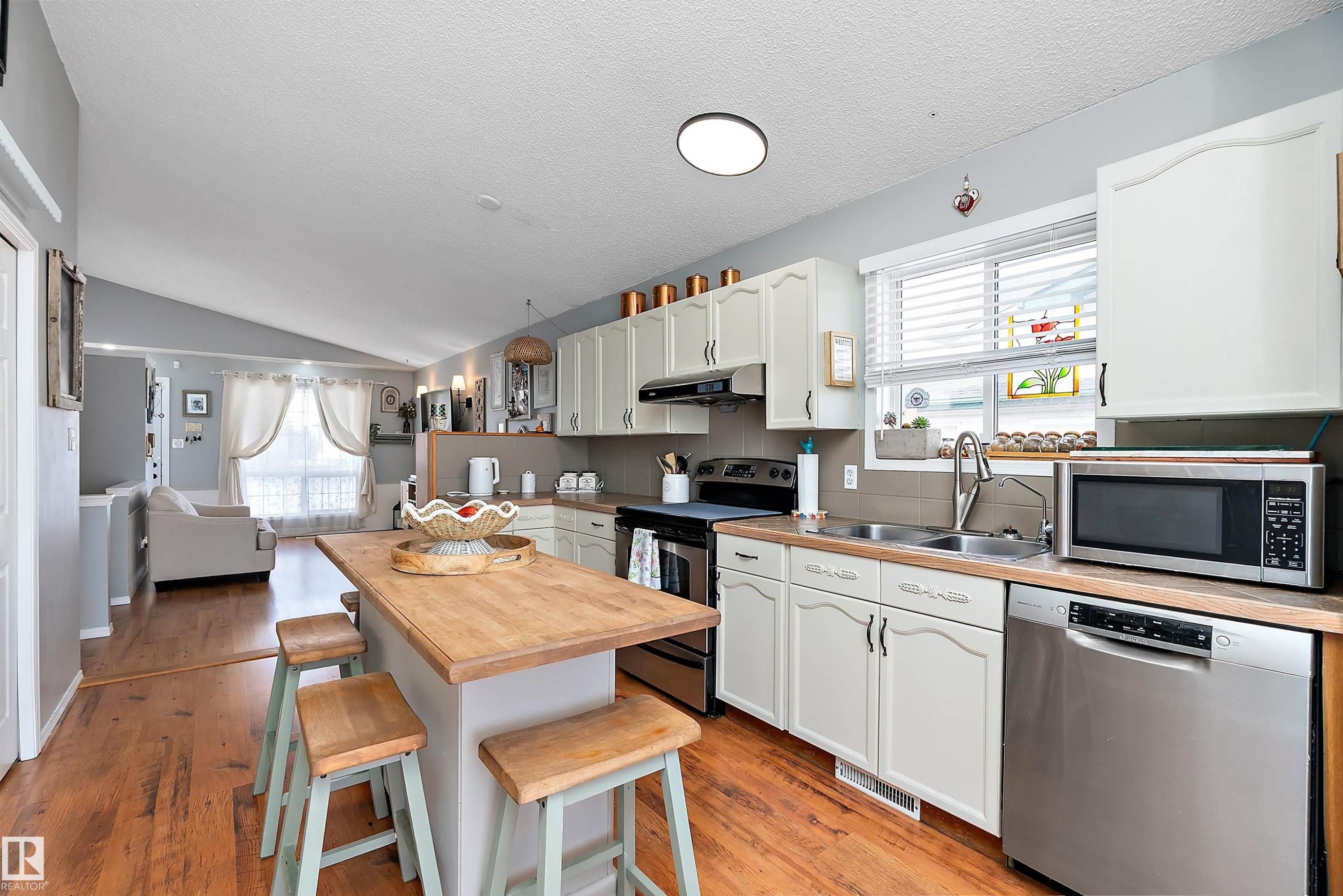 49 Heatherglen Crescent, Spruce Grove, AB - Indoor Photo Showing Kitchen With Double Sink