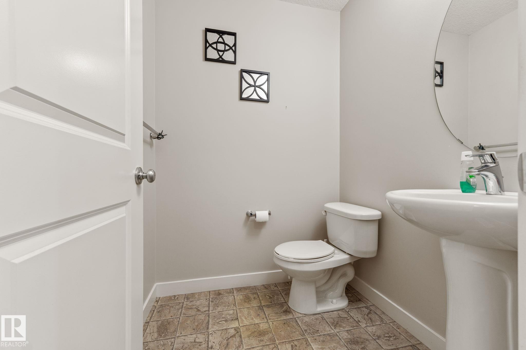 724 40 Avenue, Edmonton, AB - Indoor Photo Showing Bathroom