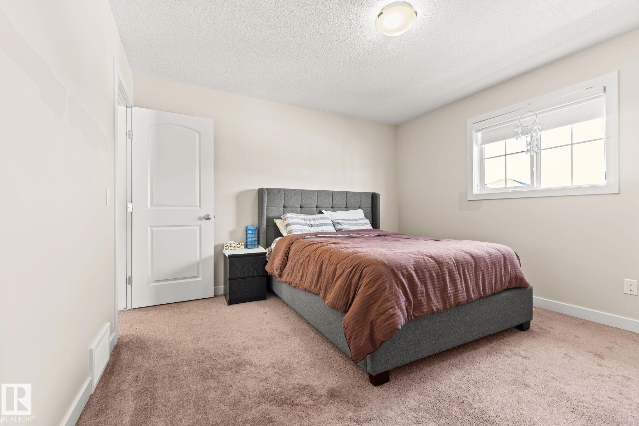 724 40 Avenue, Edmonton, AB - Indoor Photo Showing Bedroom