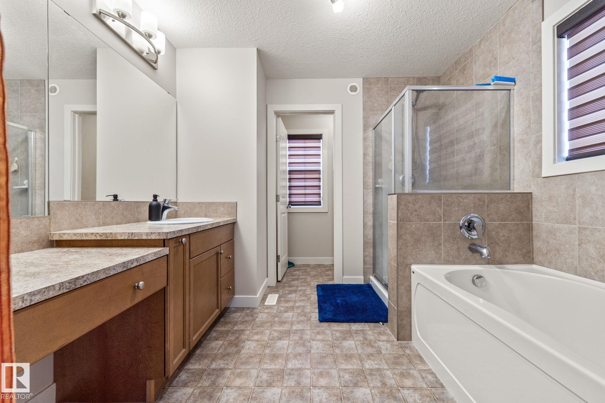 724 40 Avenue, Edmonton, AB - Indoor Photo Showing Bathroom