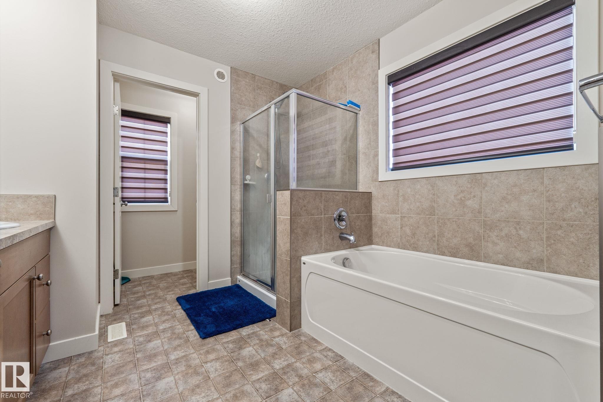 724 40 Avenue, Edmonton, AB - Indoor Photo Showing Bathroom
