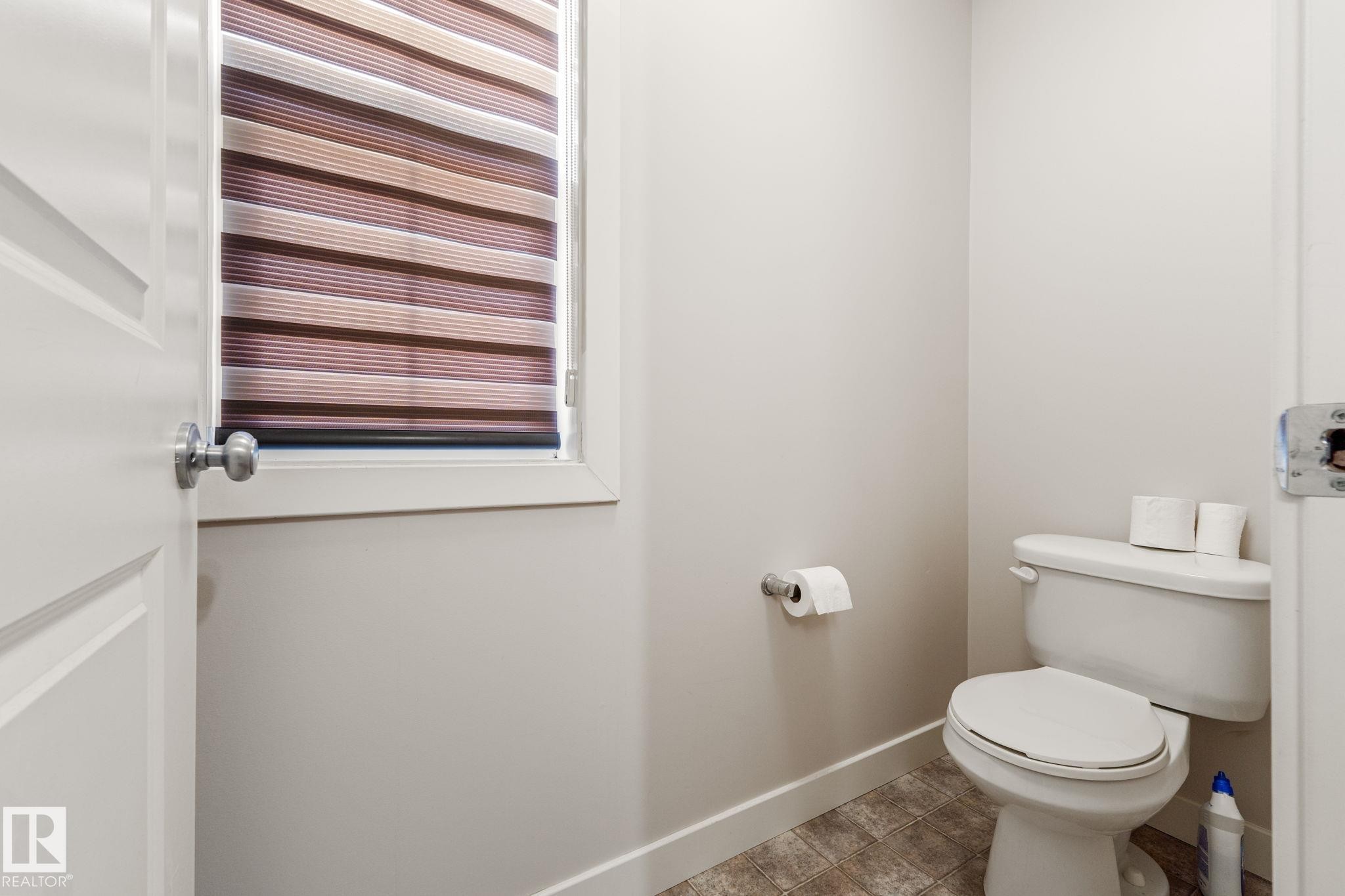 724 40 Avenue, Edmonton, AB - Indoor Photo Showing Bathroom