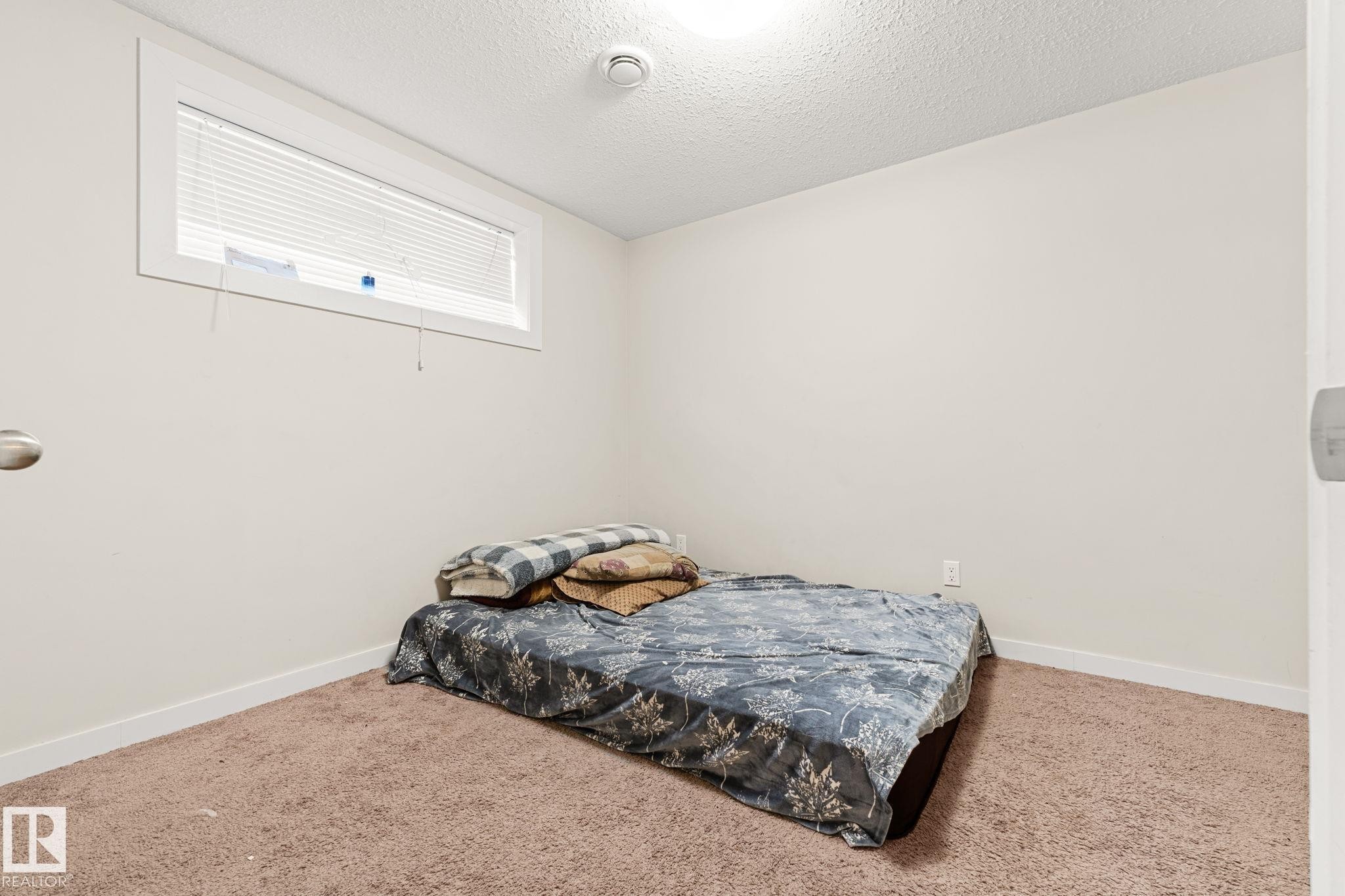 724 40 Avenue, Edmonton, AB - Indoor Photo Showing Bedroom