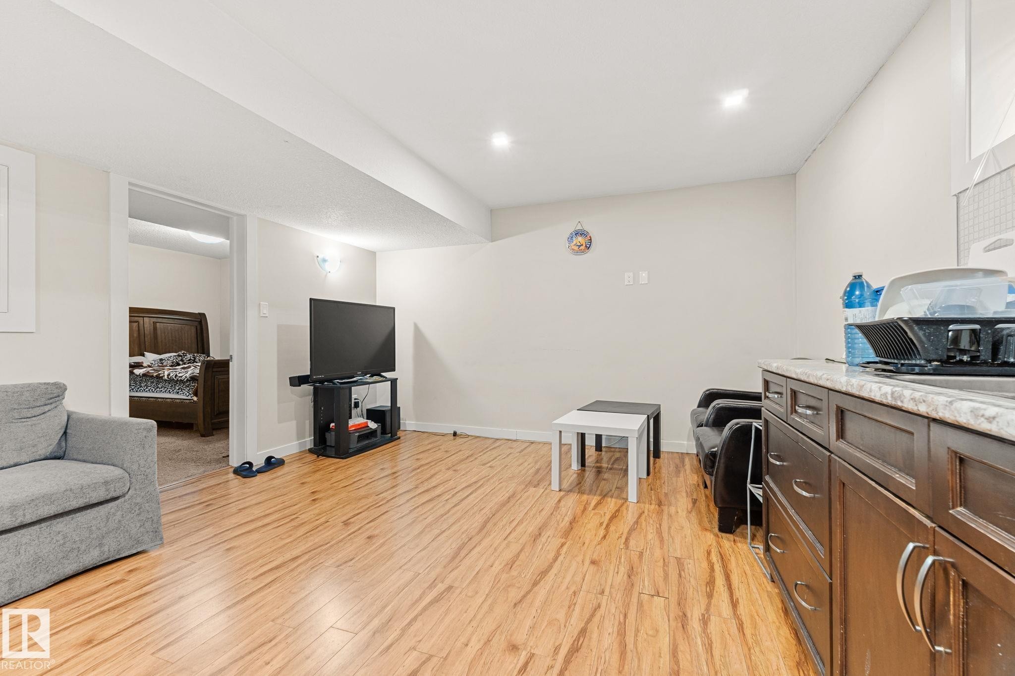 724 40 Avenue, Edmonton, AB - Indoor