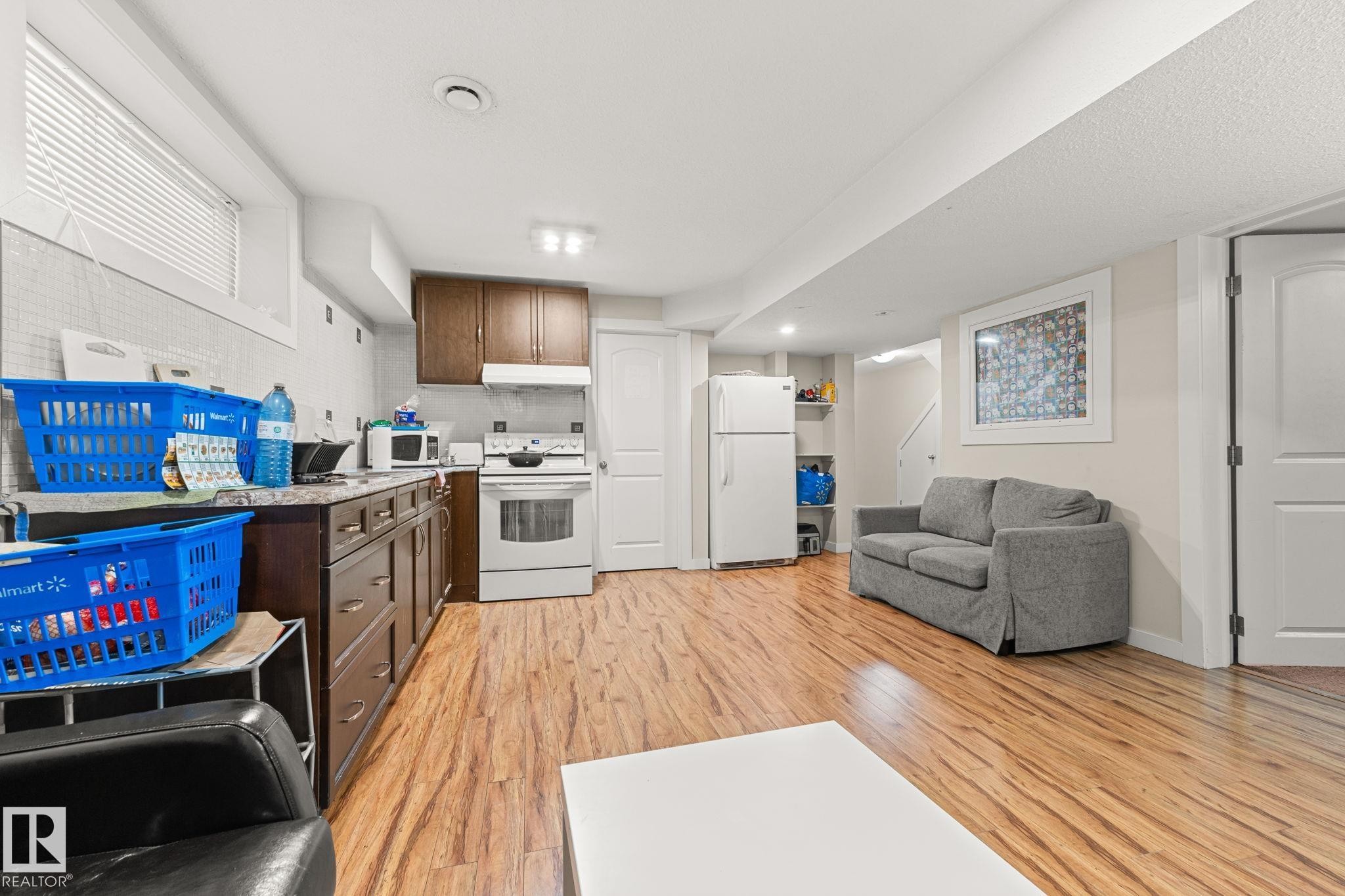 724 40 Avenue, Edmonton, AB - Indoor Photo Showing Kitchen