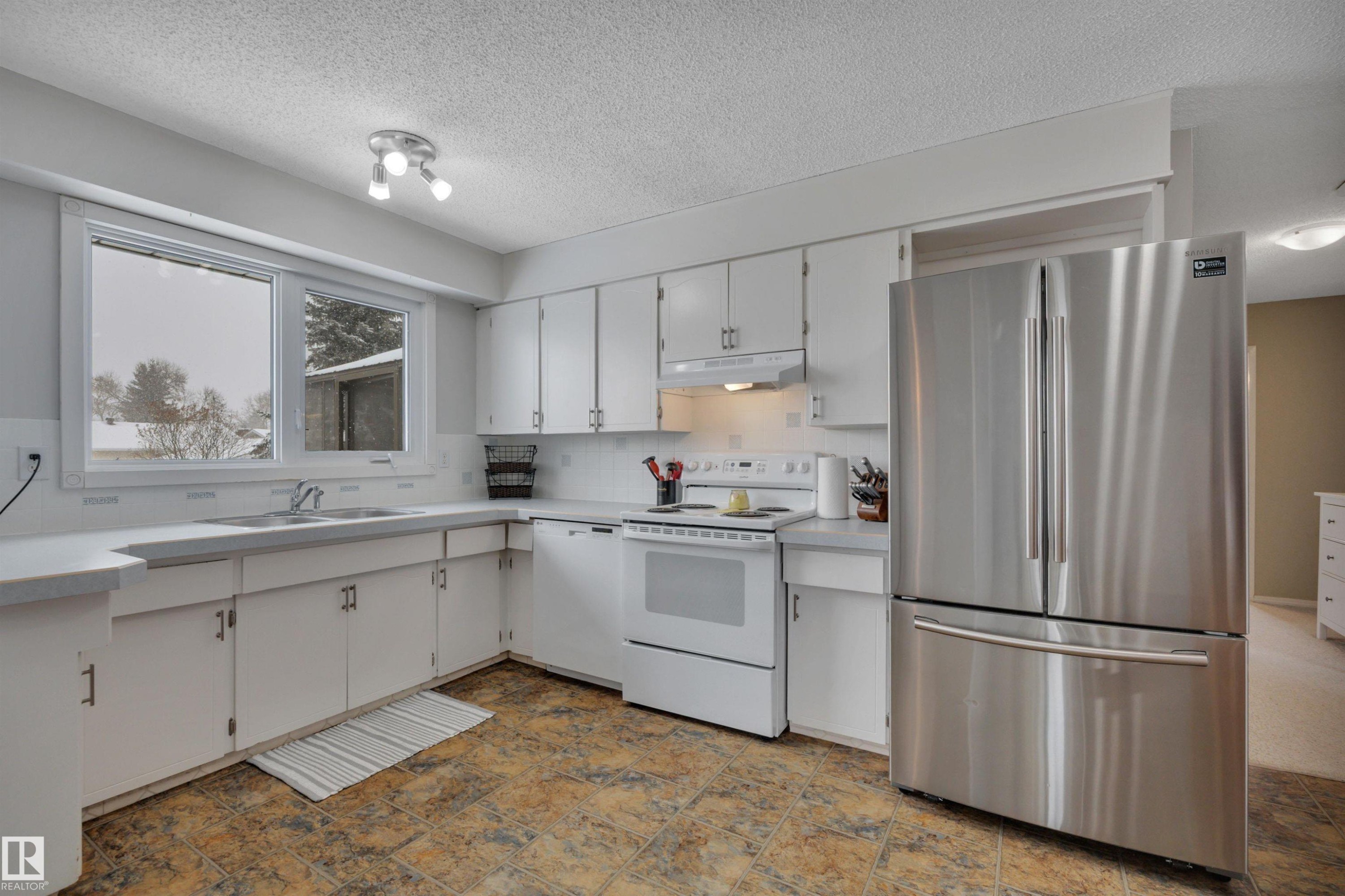 31 Camelot Crescent, Leduc, AB - Indoor Photo Showing Kitchen
