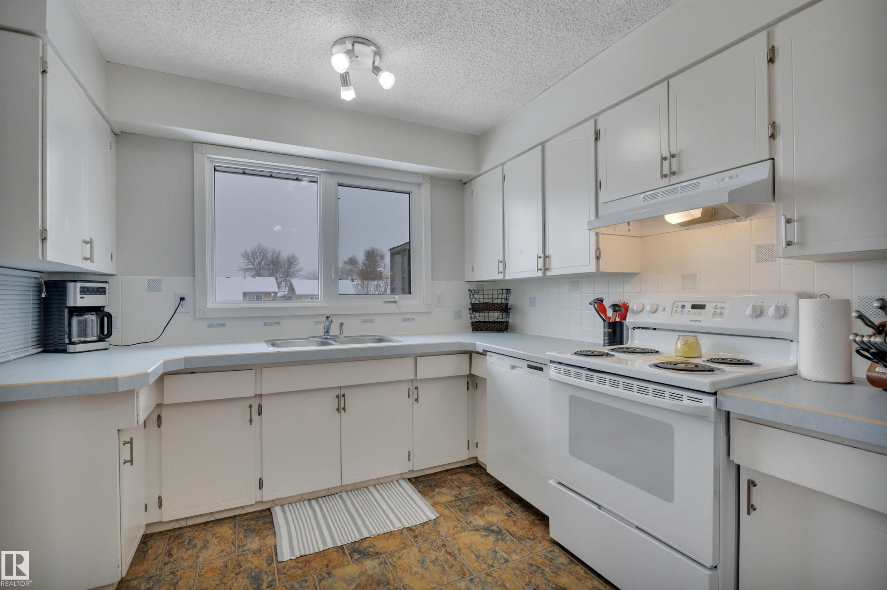 31 Camelot Crescent, Leduc, AB - Indoor Photo Showing Kitchen With Double Sink