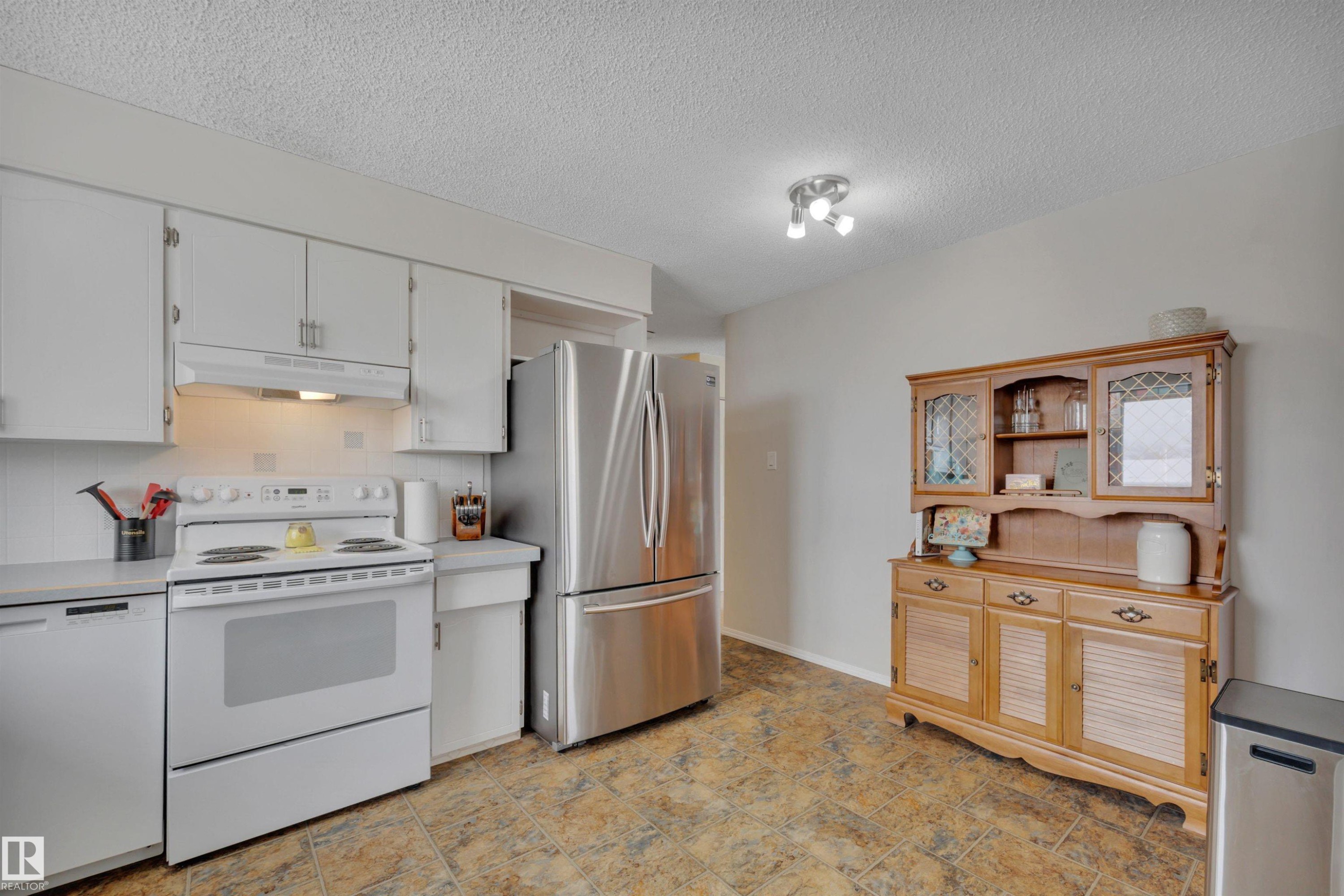 31 Camelot Crescent, Leduc, AB - Indoor Photo Showing Kitchen