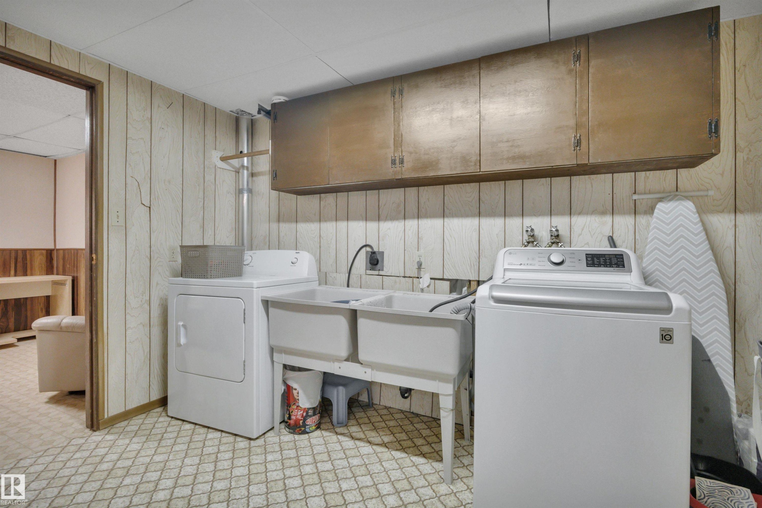 31 Camelot Crescent, Leduc, AB - Indoor Photo Showing Laundry Room