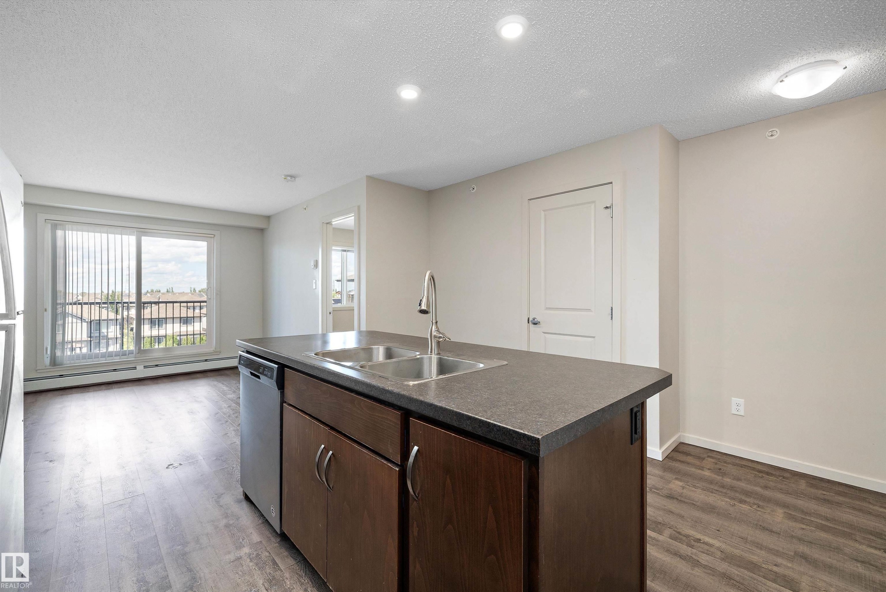 414 5404 7 Ave, Edmonton, AB - Indoor Photo Showing Kitchen With Double Sink