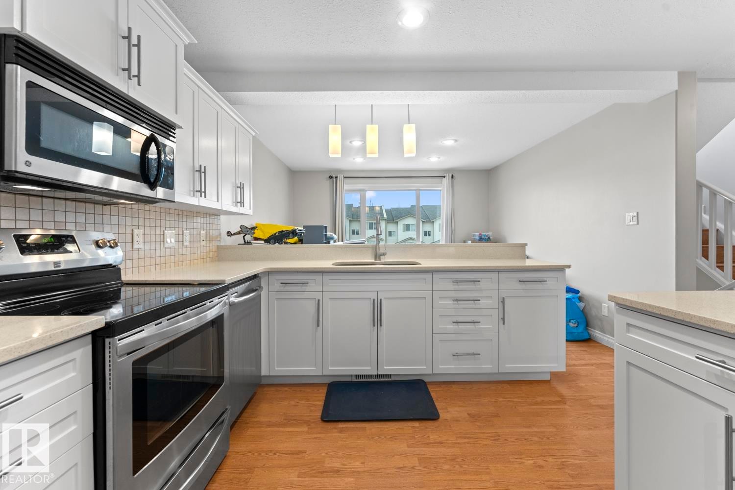 5 1001 7 Avenue, Cold Lake, AB - Indoor Photo Showing Kitchen