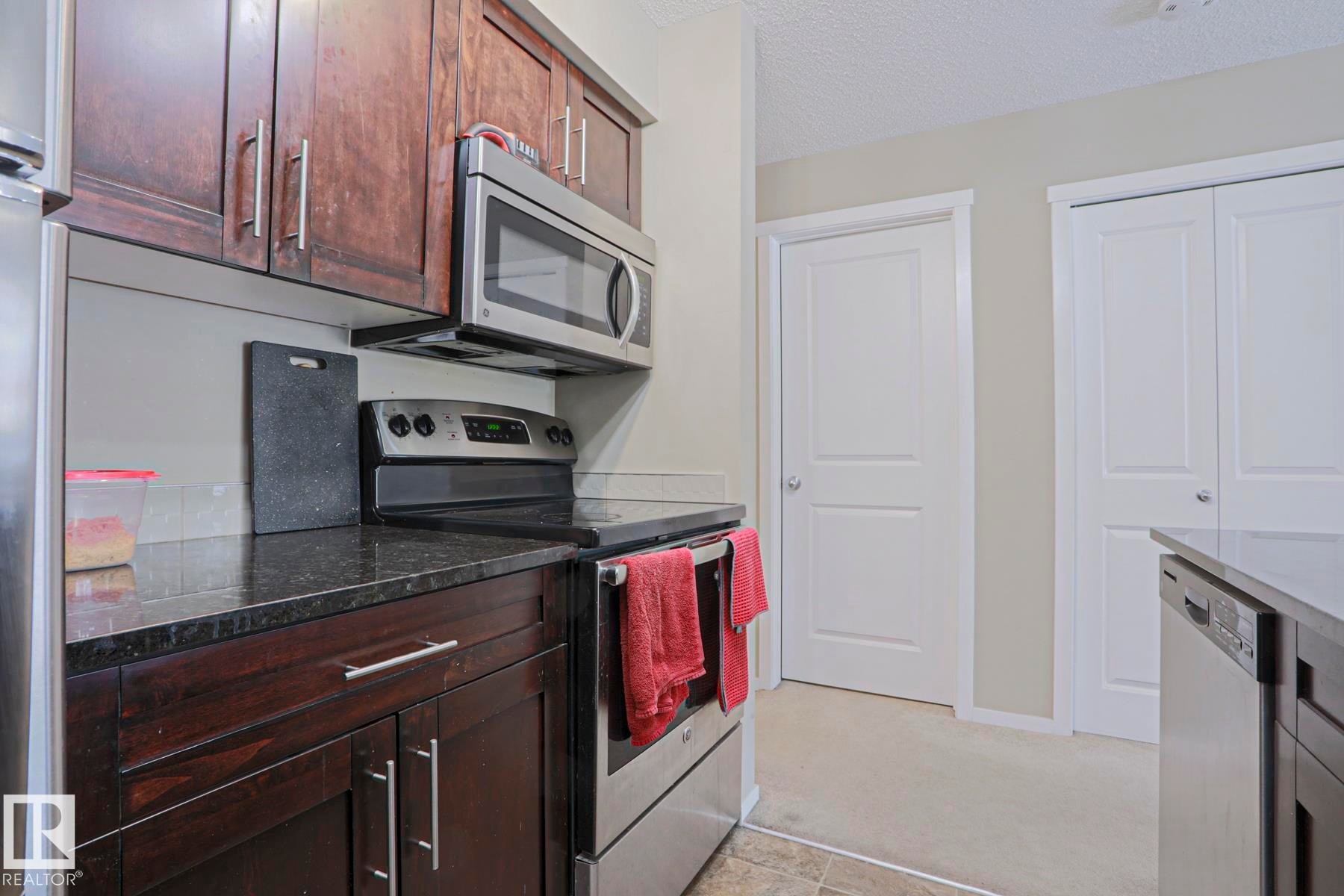 110 3207 James Mowatt Trail, Edmonton, AB - Indoor Photo Showing Kitchen