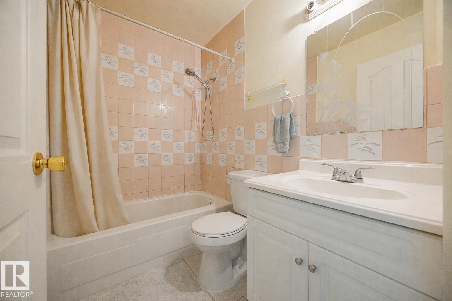 774 Abbottsfield Road Nw, Edmonton, AB - Indoor Photo Showing Bathroom