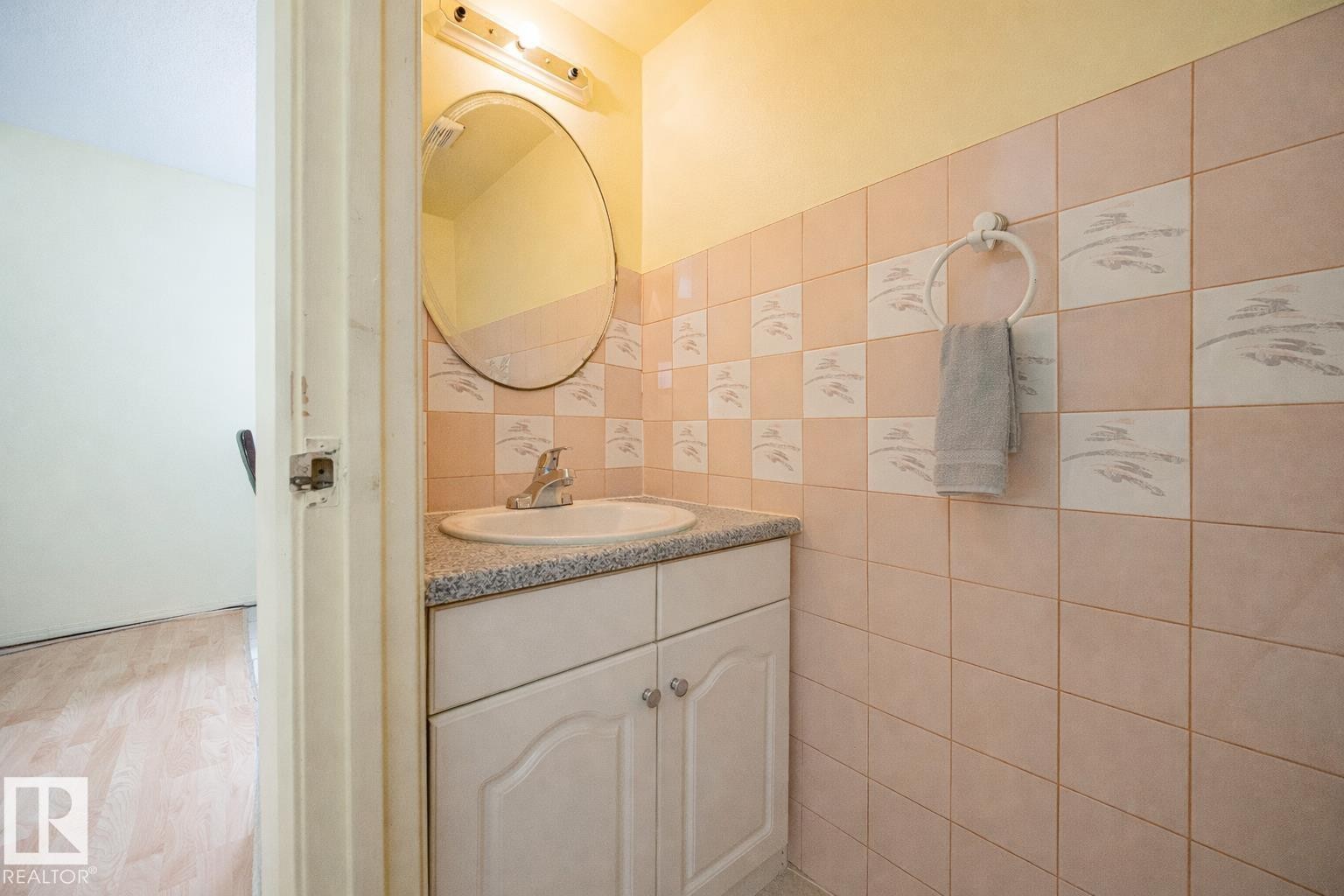 774 Abbottsfield Road Nw, Edmonton, AB - Indoor Photo Showing Bathroom