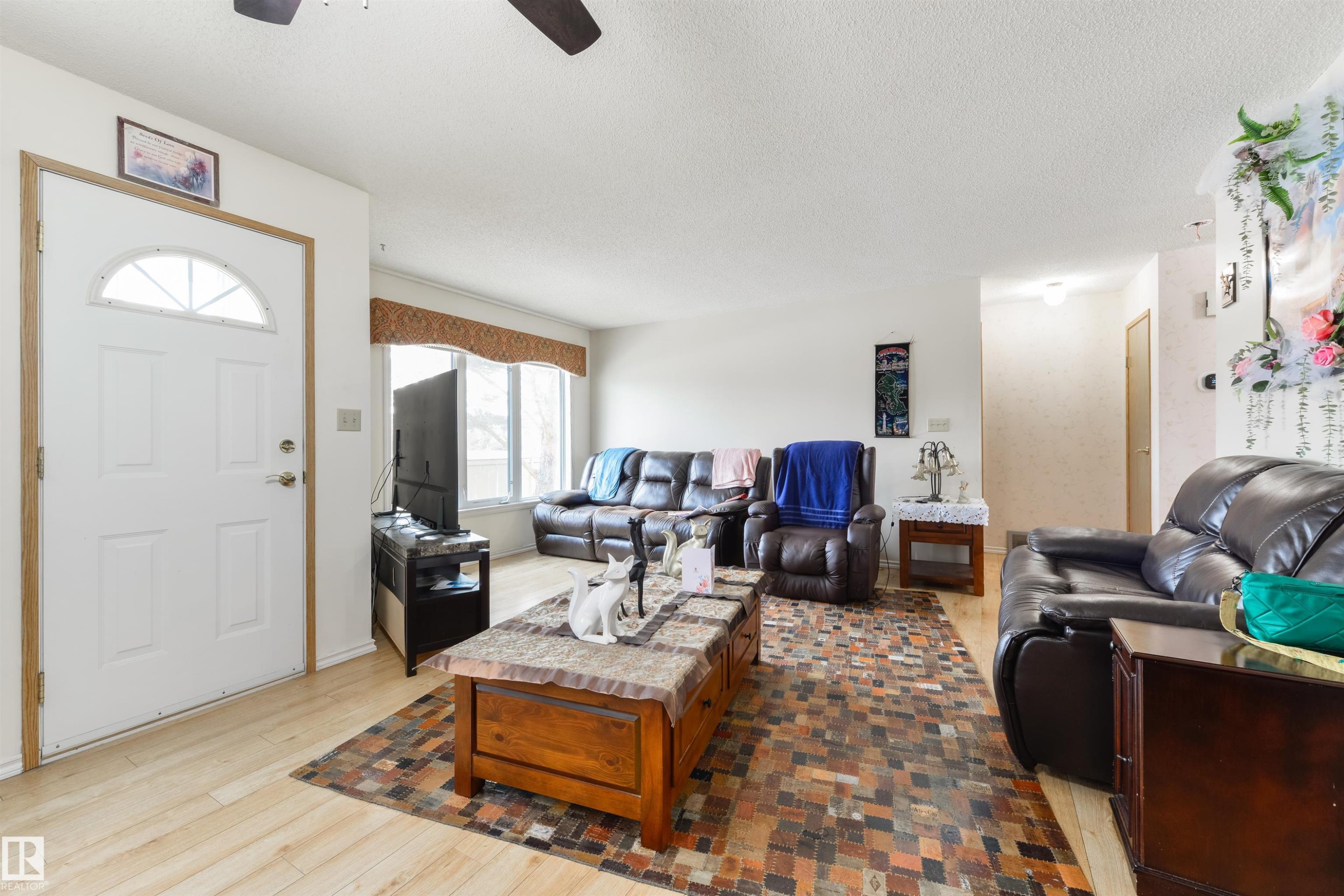10840 25 Avenue, Edmonton, AB - Indoor Photo Showing Living Room