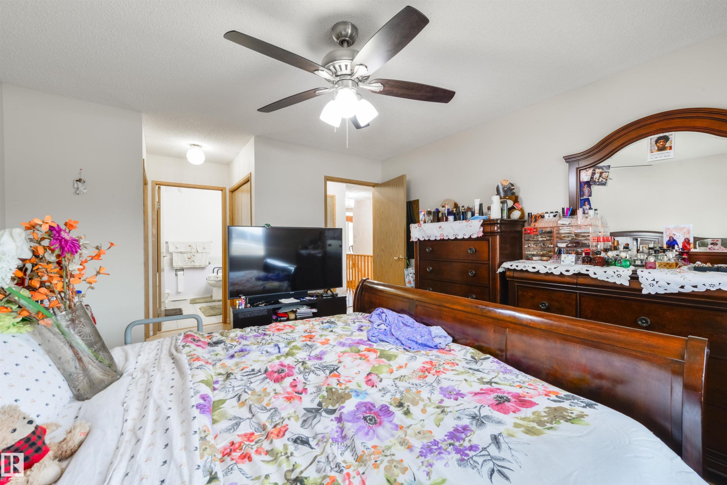 10840 25 Avenue, Edmonton, AB - Indoor Photo Showing Bedroom