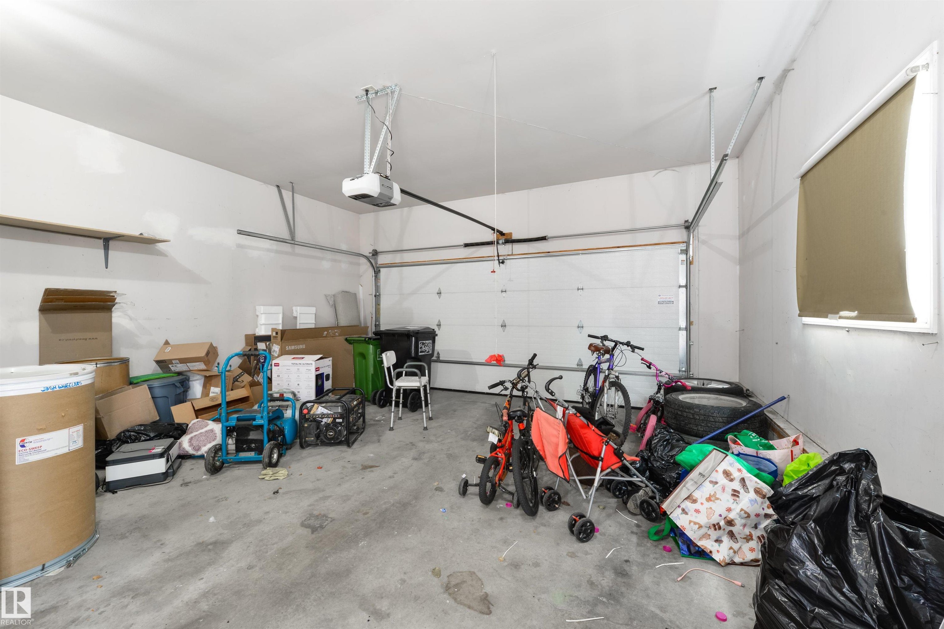 10840 25 Avenue, Edmonton, AB - Indoor Photo Showing Garage