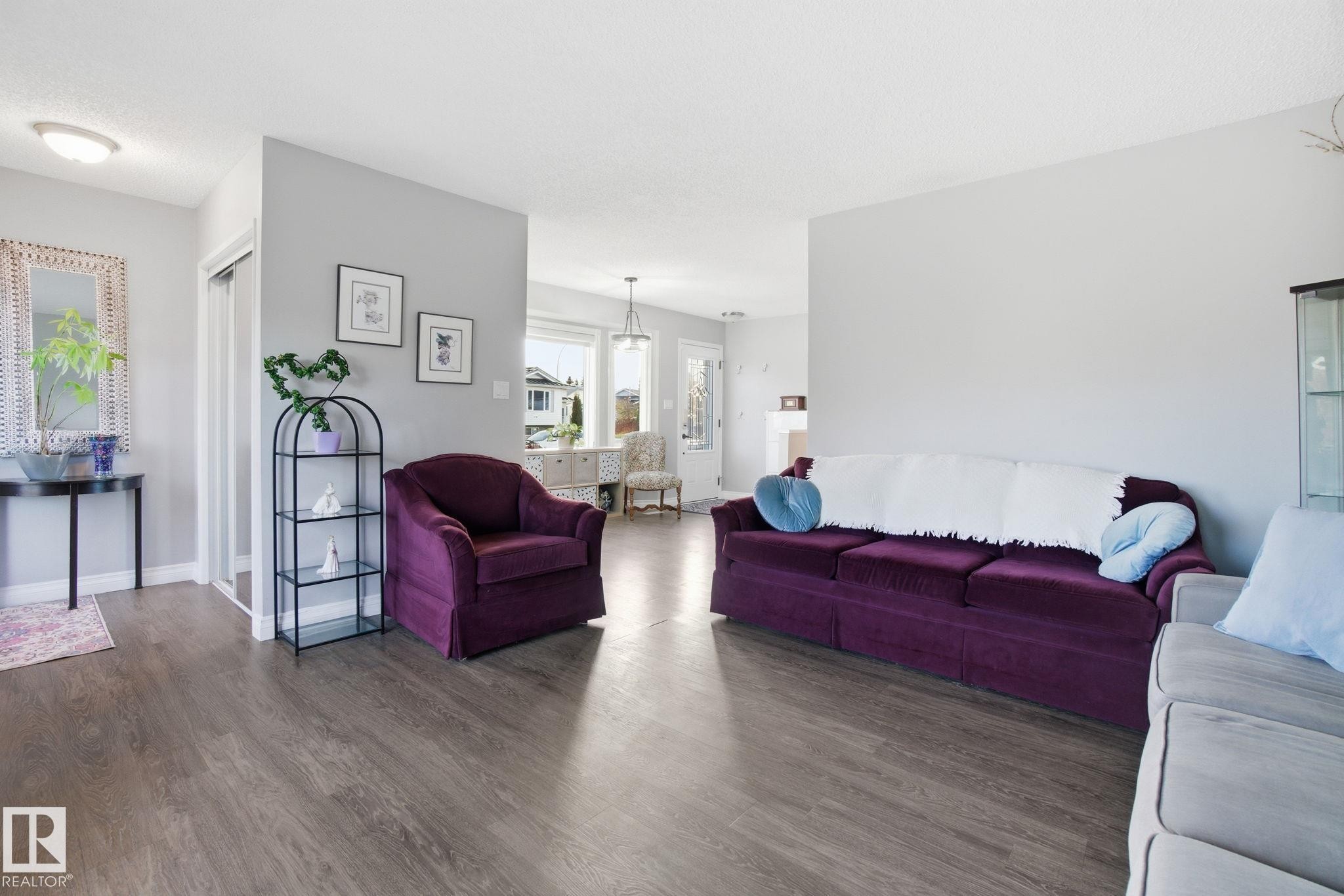 373 Kline Crescent, Edmonton, AB - Indoor Photo Showing Living Room