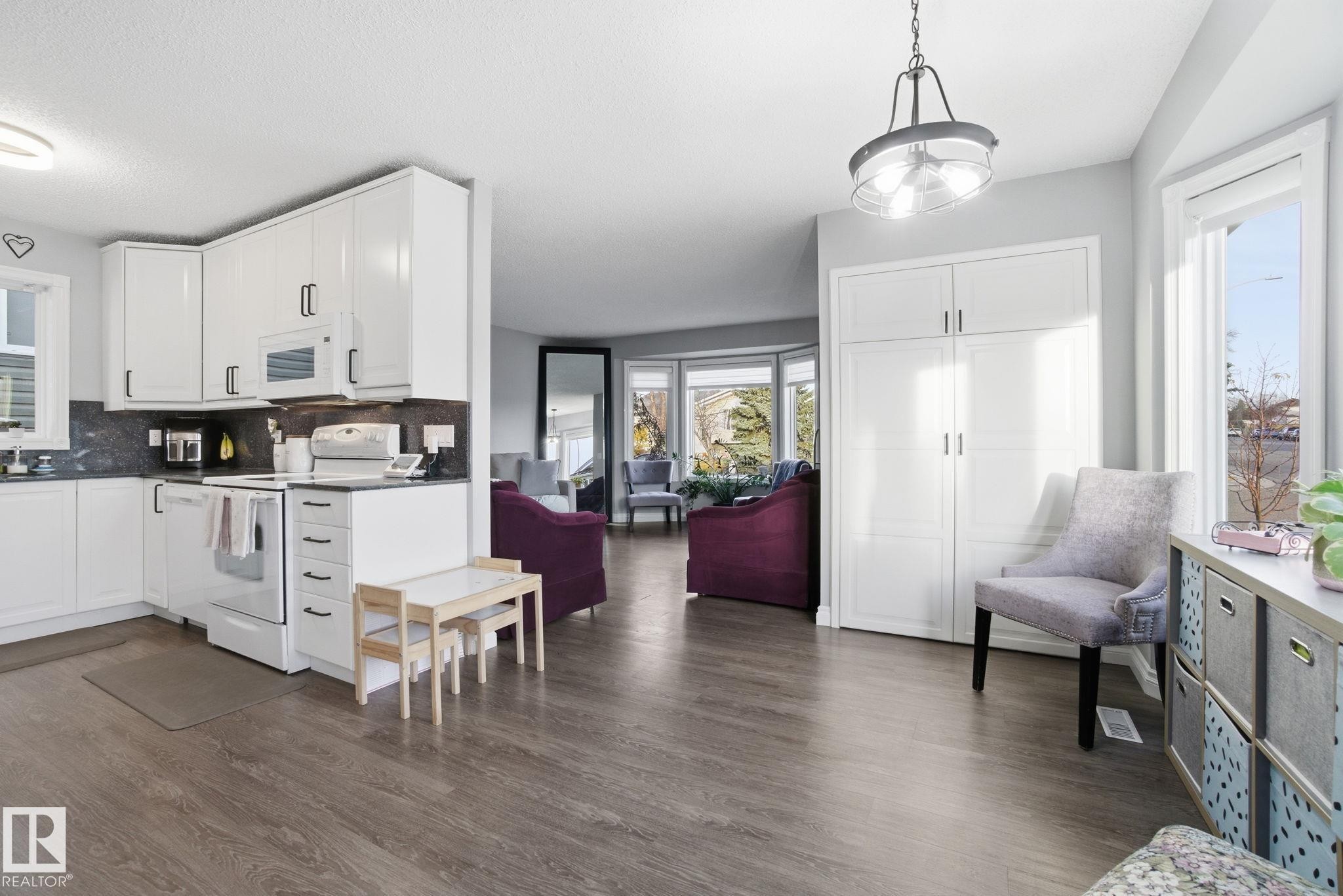 373 Kline Crescent, Edmonton, AB - Indoor Photo Showing Kitchen