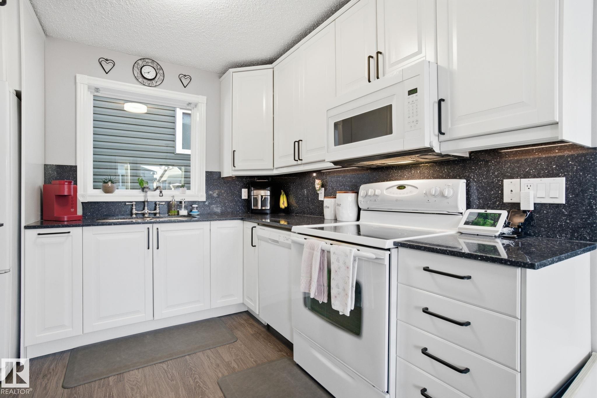 373 Kline Crescent, Edmonton, AB - Indoor Photo Showing Kitchen