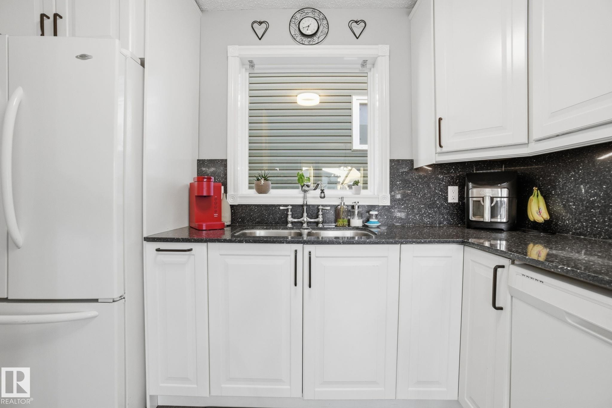 373 Kline Crescent, Edmonton, AB - Indoor Photo Showing Kitchen