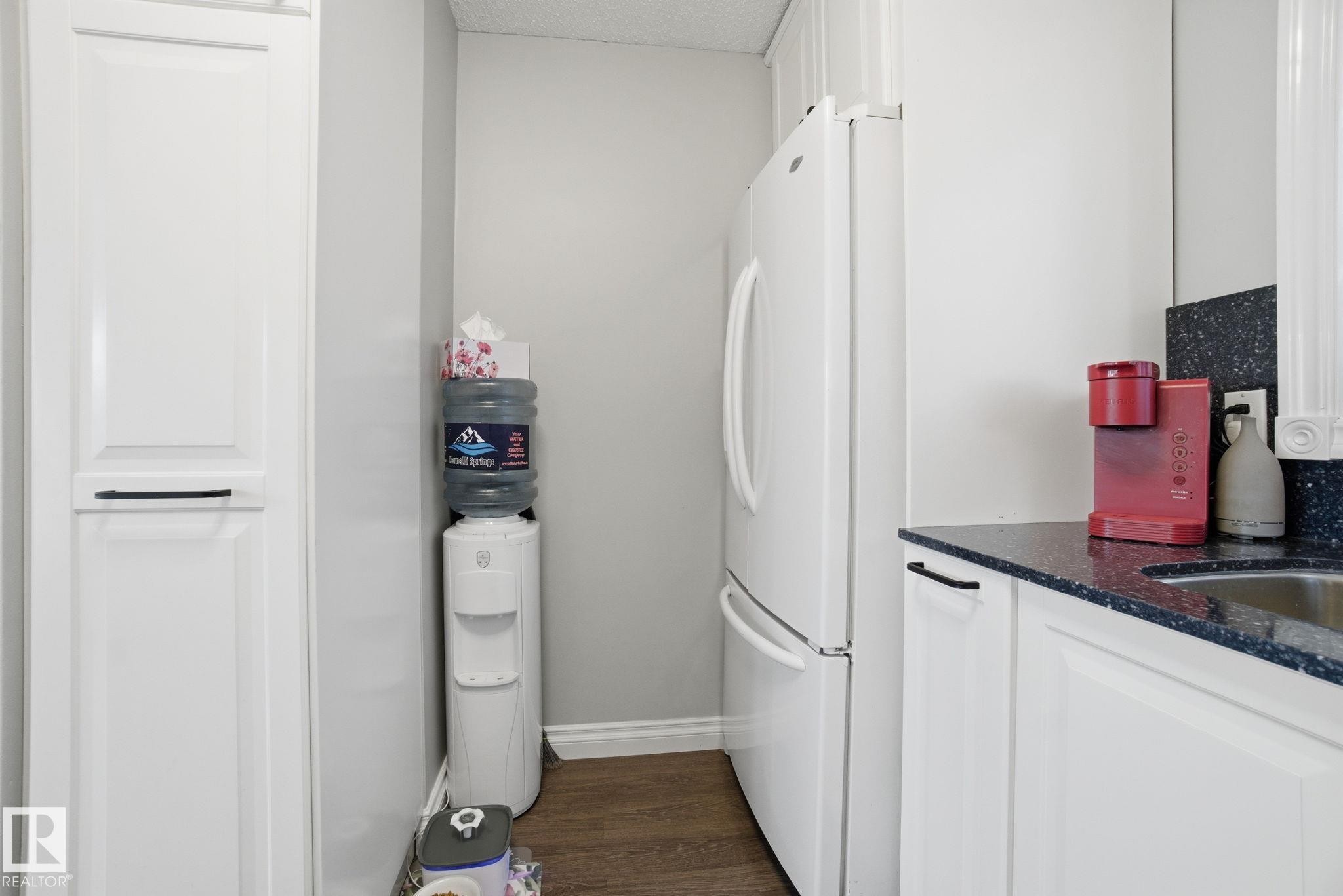 373 Kline Crescent, Edmonton, AB - Indoor Photo Showing Kitchen