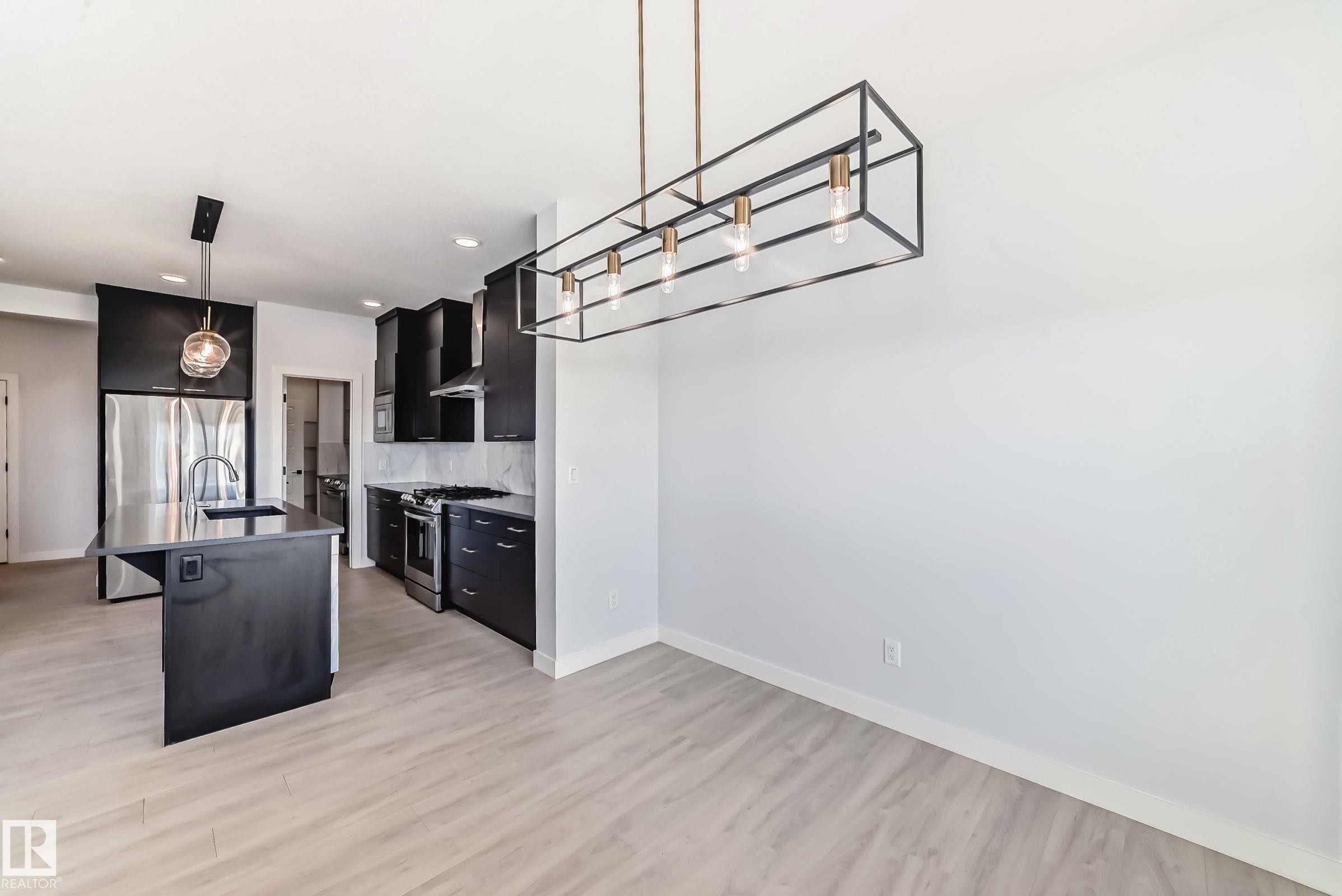 9411 Pear Crescent, Edmonton, AB - Indoor Photo Showing Kitchen